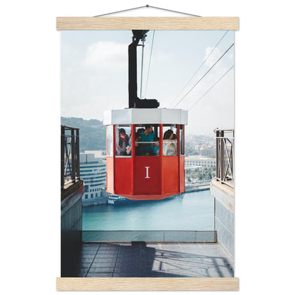 Barcelona Skyline Poster - Printree.ch Aussichtspunkt, Barcelona, Foto, Fotografie, Kabelbahn, Küstenstadt, Montjuïc, Reisen, Sehenswürdigkeiten, Seilbahn, Spanien, Stadtansicht, Stadtpanorama, Transport, unsplash