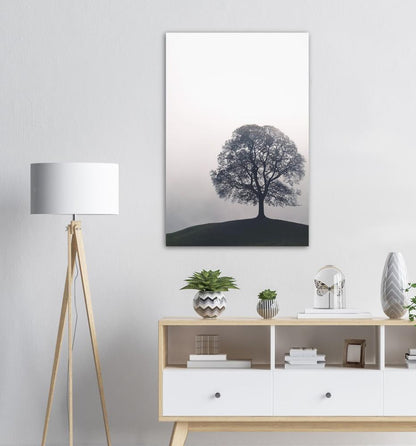 Baum im Nebel - Printree.ch Alpen, Baum, Berg, Berge, einfachschweizer, exklusiv, Foto, Fotografie, Gras, Hintergrund, Holz, Land, Landschaft, Landwirtschaft, ländlich, Milch, Natur, natürlich, Poster, Schweiz, Sommer, Umwelt, Vertikal, Weide, Wiese