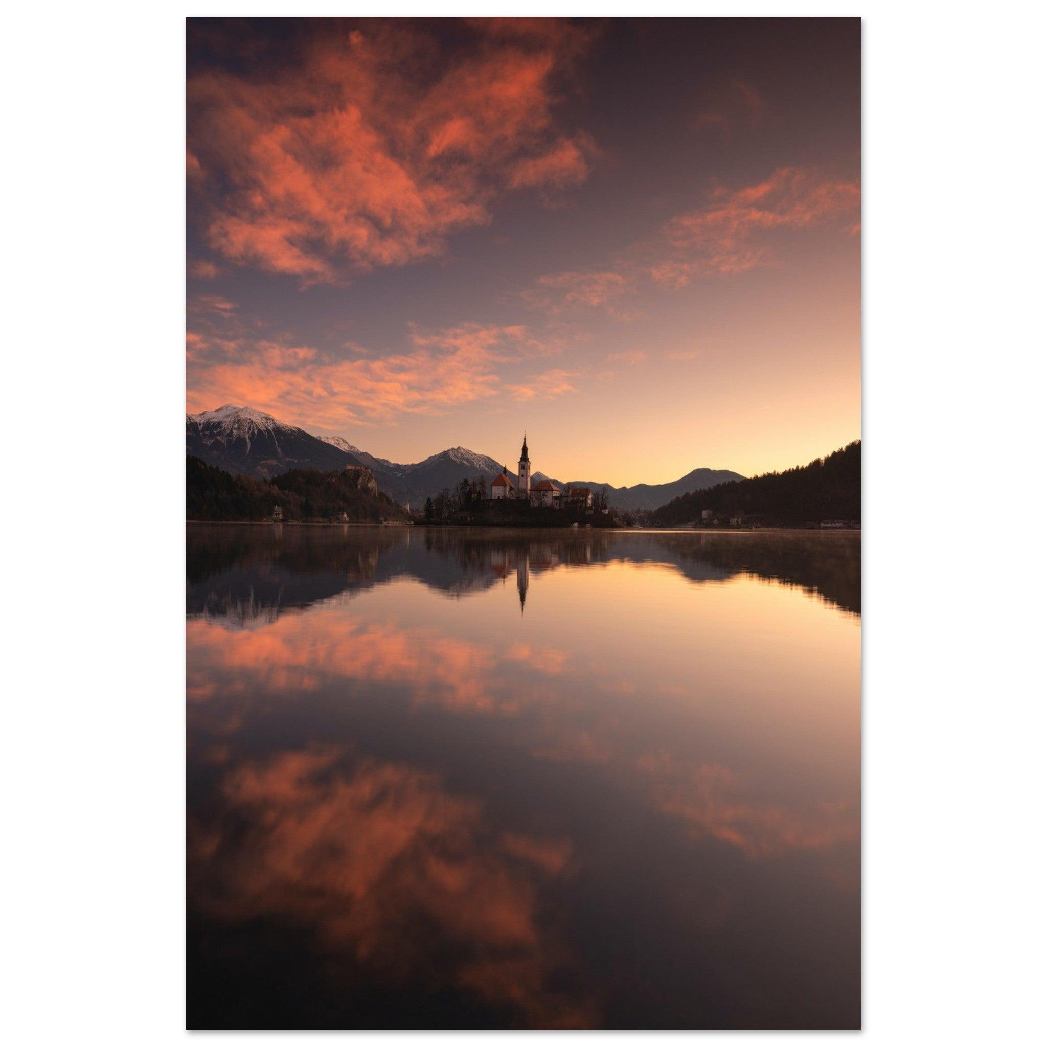 Beeindruckendes Bled-Poster - Printree.ch Abendstimmung, Aussichtspunkt, Bergkulisse, Bled, Foto, Fotografie, Landschaft, Natur, Reisen, romantisch, See, Slowenien, Sonnenuntergang, unsplash, Wassersport