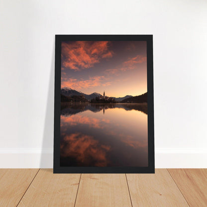 Beeindruckendes Bled-Poster - Printree.ch Abendstimmung, Aussichtspunkt, Bergkulisse, Bled, Foto, Fotografie, Landschaft, Natur, Reisen, romantisch, See, Slowenien, Sonnenuntergang, unsplash, Wassersport