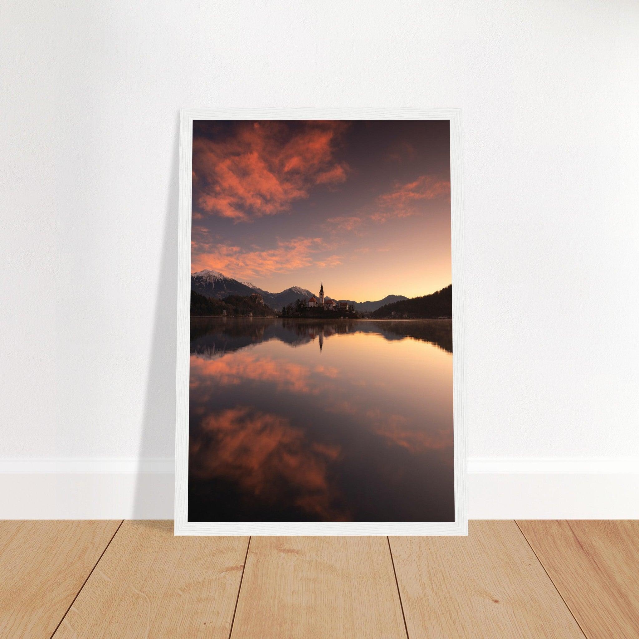 Beeindruckendes Bled-Poster - Printree.ch Abendstimmung, Aussichtspunkt, Bergkulisse, Bled, Foto, Fotografie, Landschaft, Natur, Reisen, romantisch, See, Slowenien, Sonnenuntergang, unsplash, Wassersport