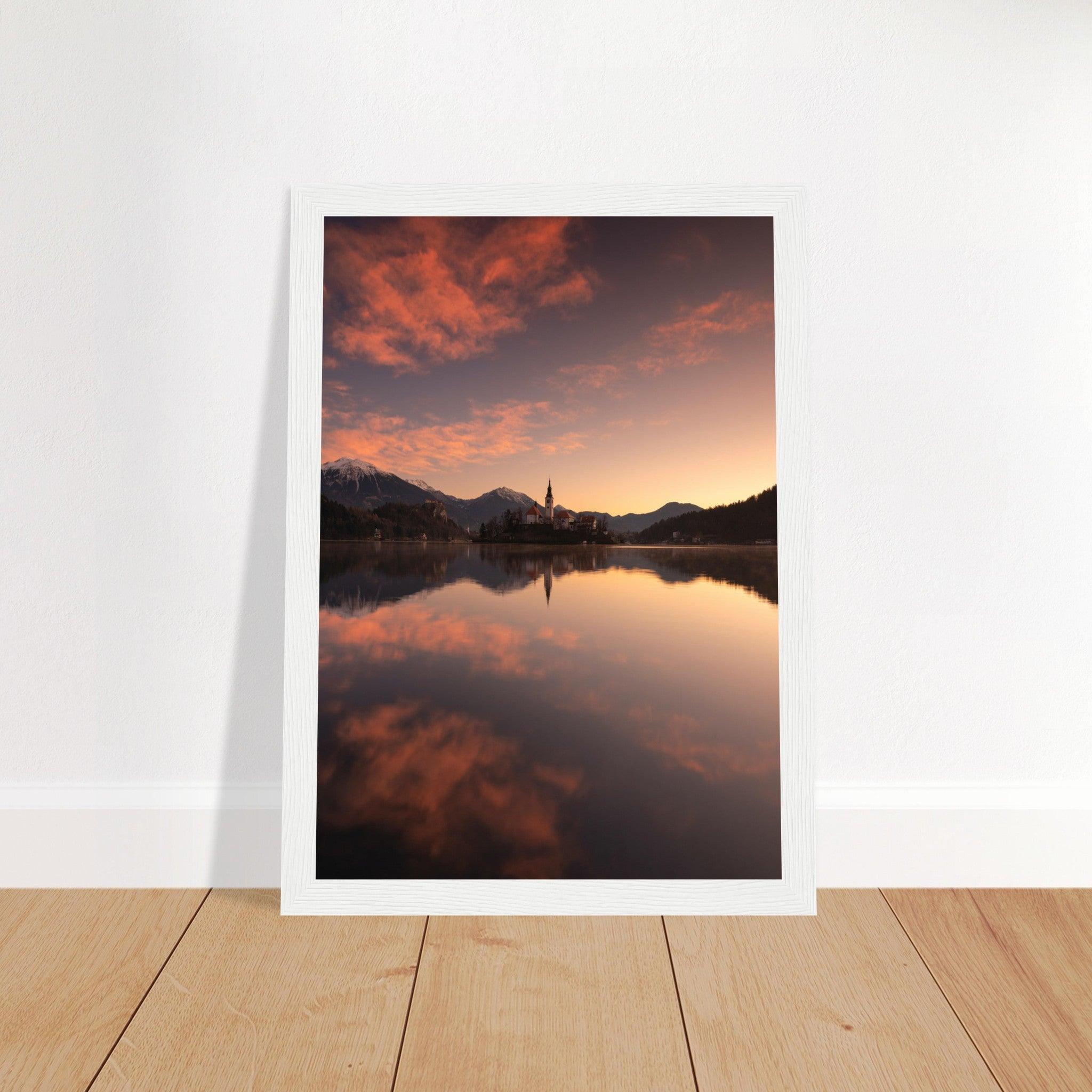 Beeindruckendes Bled-Poster - Printree.ch Abendstimmung, Aussichtspunkt, Bergkulisse, Bled, Foto, Fotografie, Landschaft, Natur, Reisen, romantisch, See, Slowenien, Sonnenuntergang, unsplash, Wassersport