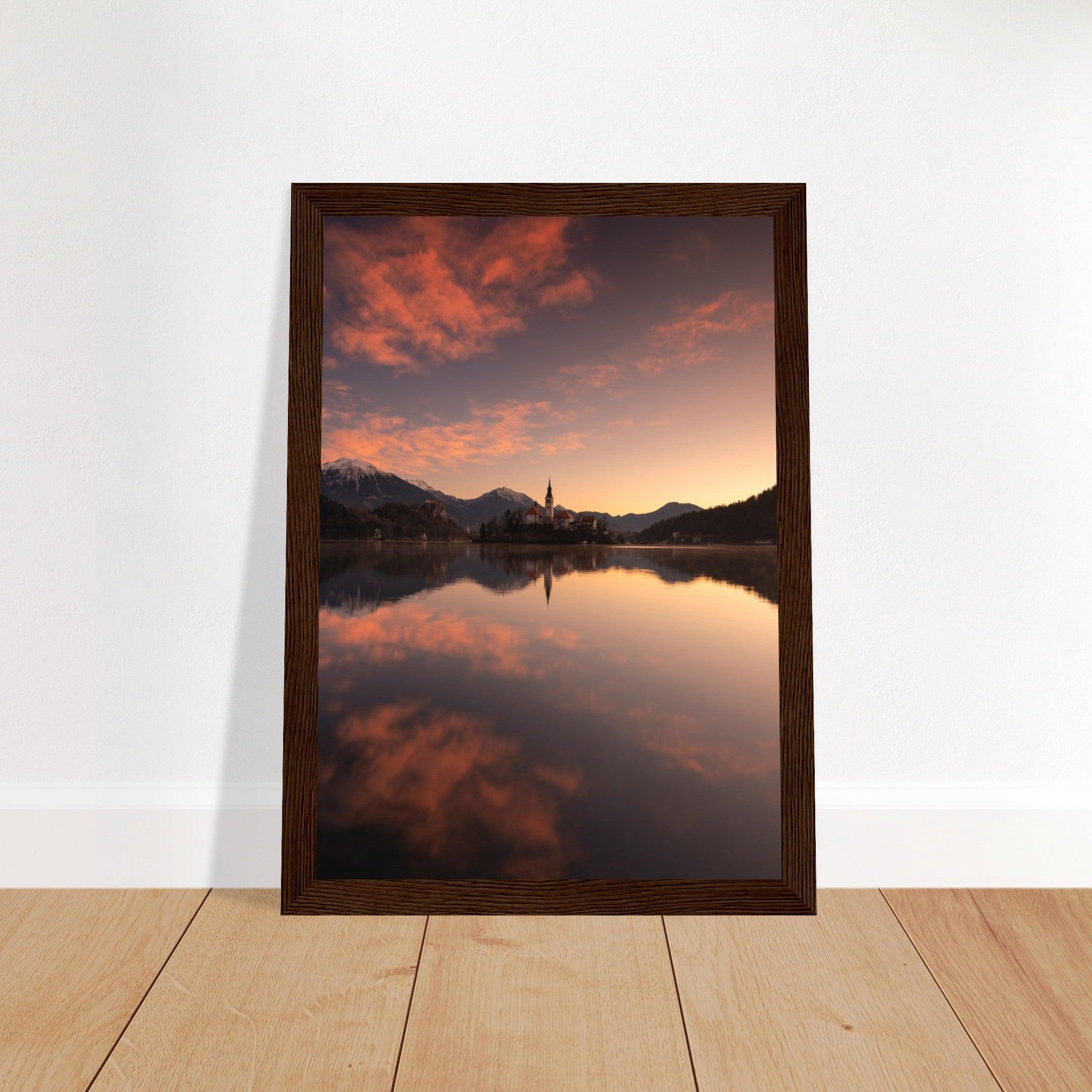 Beeindruckendes Bled-Poster - Printree.ch Abendstimmung, Aussichtspunkt, Bergkulisse, Bled, Foto, Fotografie, Landschaft, Natur, Reisen, romantisch, See, Slowenien, Sonnenuntergang, unsplash, Wassersport