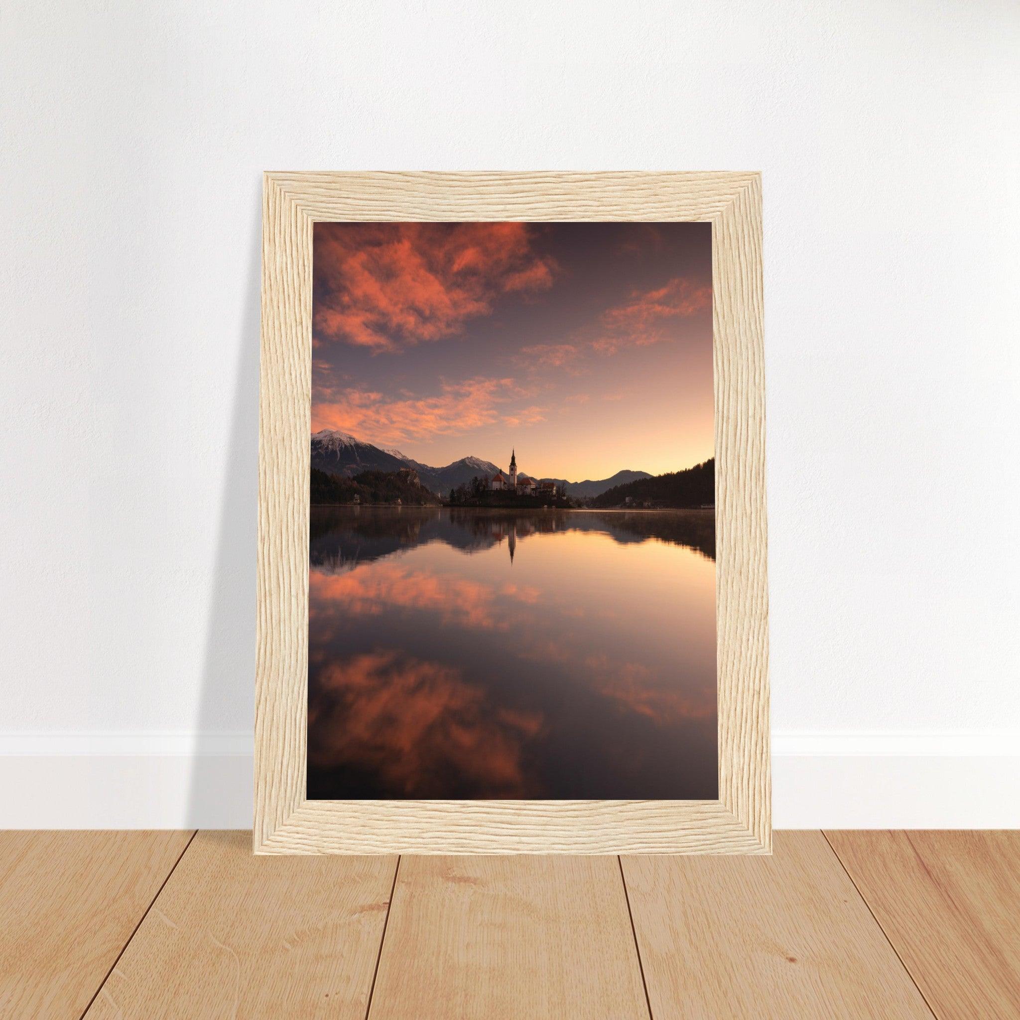 Beeindruckendes Bled-Poster - Printree.ch Abendstimmung, Aussichtspunkt, Bergkulisse, Bled, Foto, Fotografie, Landschaft, Natur, Reisen, romantisch, See, Slowenien, Sonnenuntergang, unsplash, Wassersport