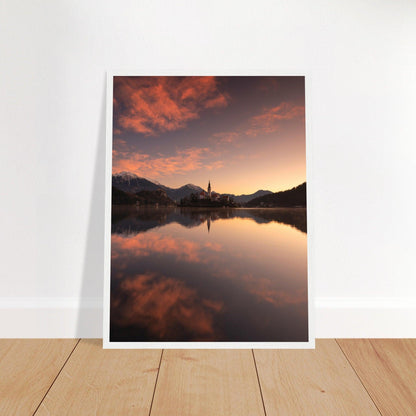 Beeindruckendes Bled-Poster - Printree.ch Abendstimmung, Aussichtspunkt, Bergkulisse, Bled, Foto, Fotografie, Landschaft, Natur, Reisen, romantisch, See, Slowenien, Sonnenuntergang, unsplash, Wassersport