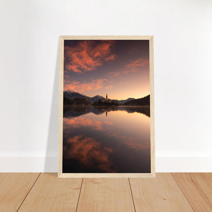 Beeindruckendes Bled-Poster - Printree.ch Abendstimmung, Aussichtspunkt, Bergkulisse, Bled, Foto, Fotografie, Landschaft, Natur, Reisen, romantisch, See, Slowenien, Sonnenuntergang, unsplash, Wassersport