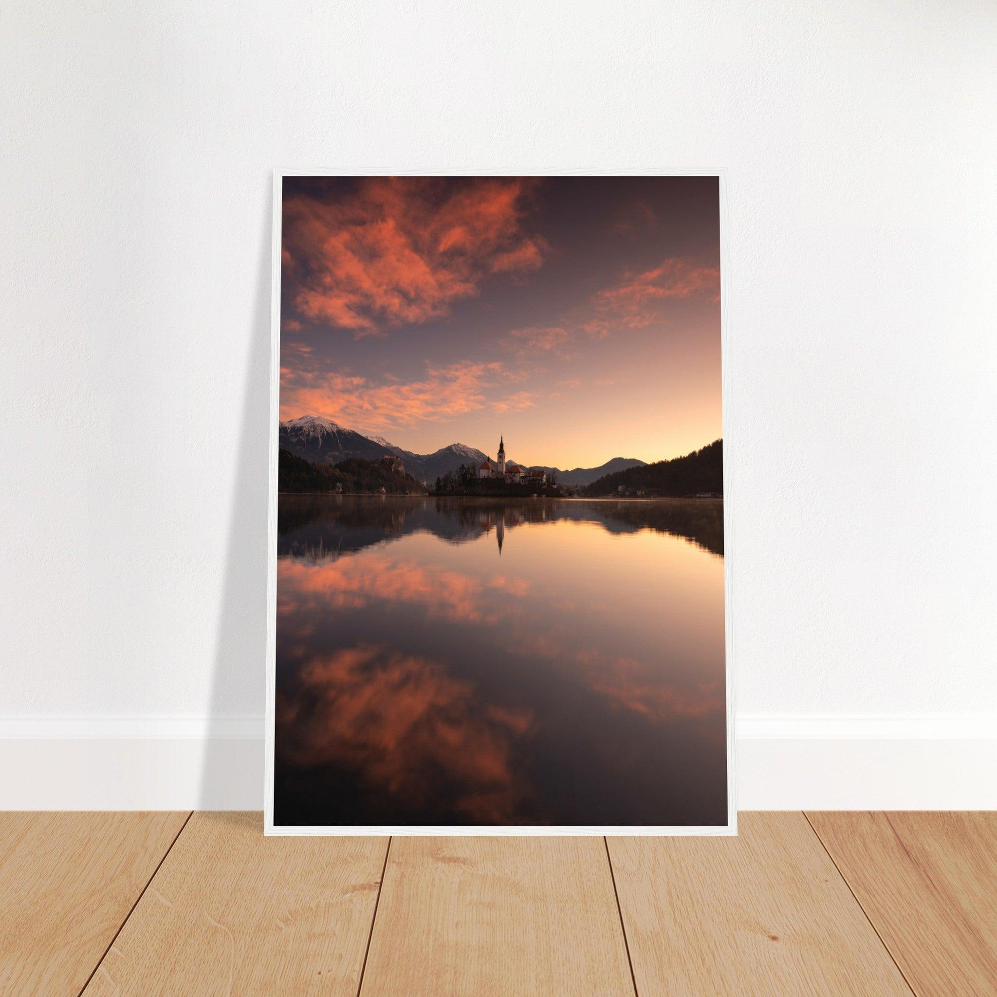 Beeindruckendes Bled-Poster - Printree.ch Abendstimmung, Aussichtspunkt, Bergkulisse, Bled, Foto, Fotografie, Landschaft, Natur, Reisen, romantisch, See, Slowenien, Sonnenuntergang, unsplash, Wassersport