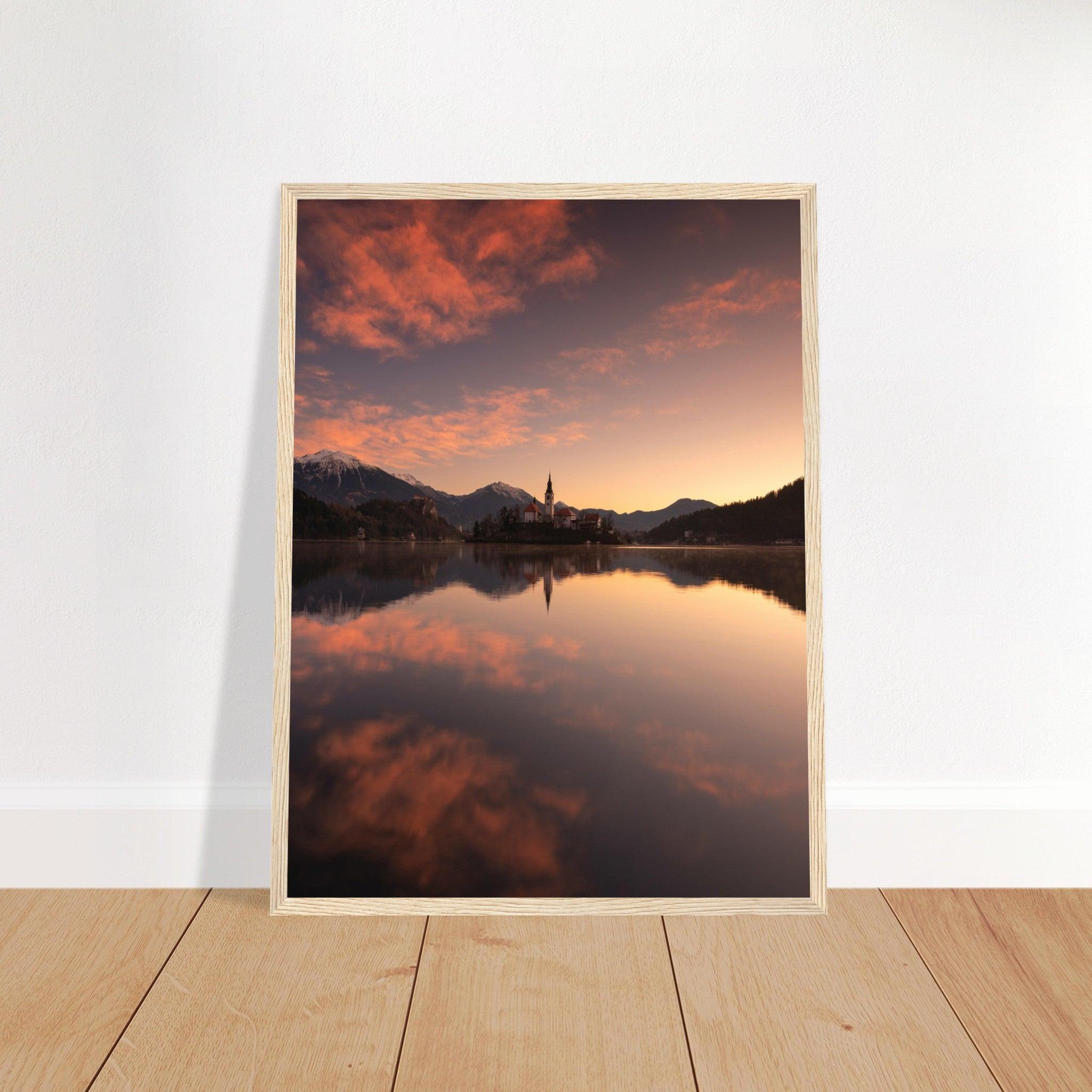 Beeindruckendes Bled-Poster - Printree.ch Abendstimmung, Aussichtspunkt, Bergkulisse, Bled, Foto, Fotografie, Landschaft, Natur, Reisen, romantisch, See, Slowenien, Sonnenuntergang, unsplash, Wassersport