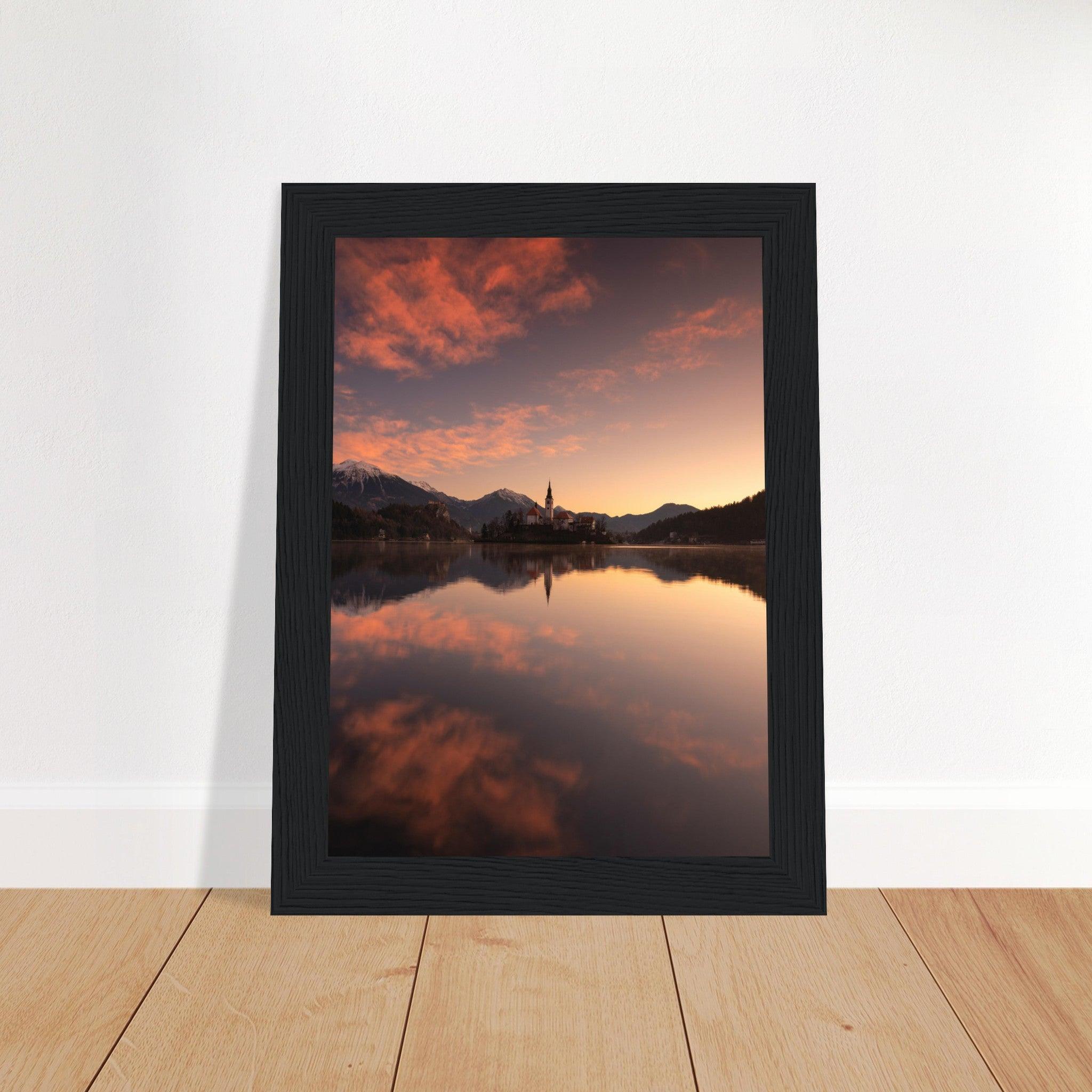 Beeindruckendes Bled-Poster - Printree.ch Abendstimmung, Aussichtspunkt, Bergkulisse, Bled, Foto, Fotografie, Landschaft, Natur, Reisen, romantisch, See, Slowenien, Sonnenuntergang, unsplash, Wassersport