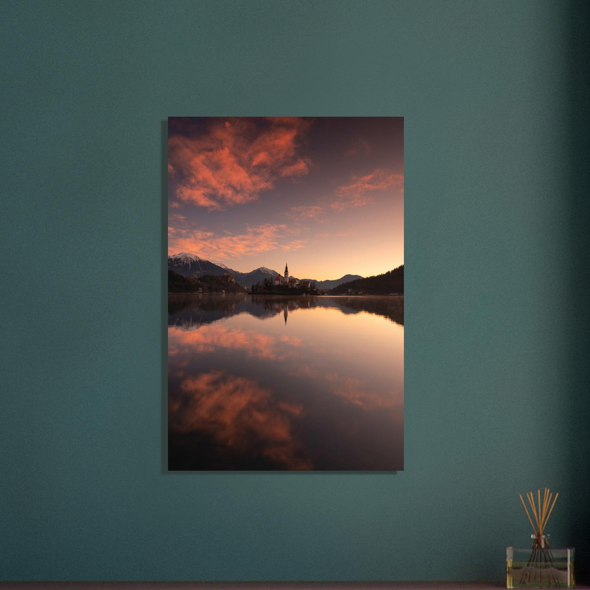 Beeindruckendes Bled-Poster - Printree.ch Abendstimmung, Aussichtspunkt, Bergkulisse, Bled, Foto, Fotografie, Landschaft, Natur, Reisen, romantisch, See, Slowenien, Sonnenuntergang, unsplash, Wassersport