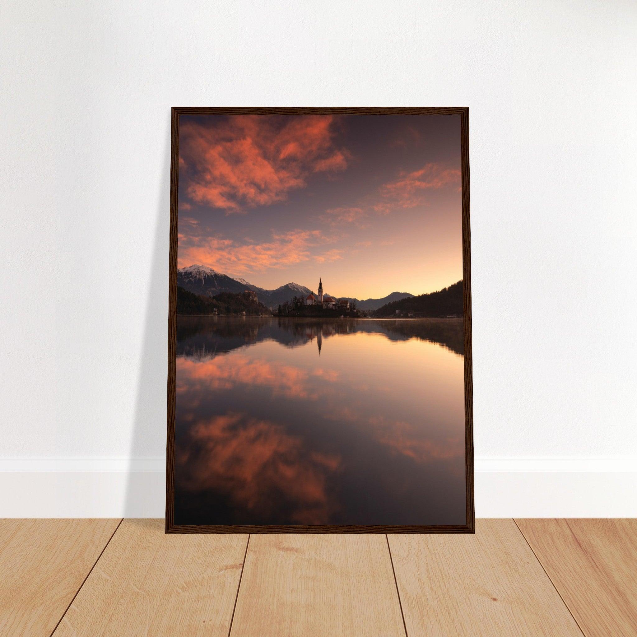 Beeindruckendes Bled-Poster - Printree.ch Abendstimmung, Aussichtspunkt, Bergkulisse, Bled, Foto, Fotografie, Landschaft, Natur, Reisen, romantisch, See, Slowenien, Sonnenuntergang, unsplash, Wassersport