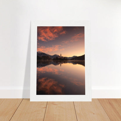 Beeindruckendes Bled-Poster - Printree.ch Abendstimmung, Aussichtspunkt, Bergkulisse, Bled, Foto, Fotografie, Landschaft, Natur, Reisen, romantisch, See, Slowenien, Sonnenuntergang, unsplash, Wassersport