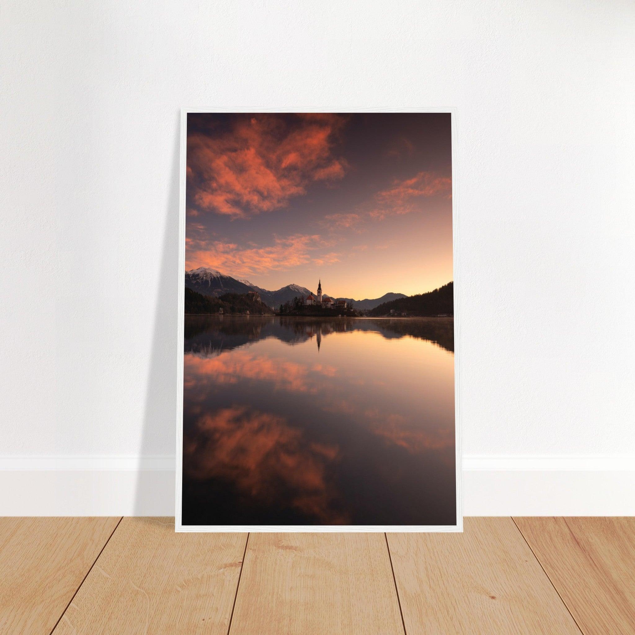 Beeindruckendes Bled-Poster - Printree.ch Abendstimmung, Aussichtspunkt, Bergkulisse, Bled, Foto, Fotografie, Landschaft, Natur, Reisen, romantisch, See, Slowenien, Sonnenuntergang, unsplash, Wassersport