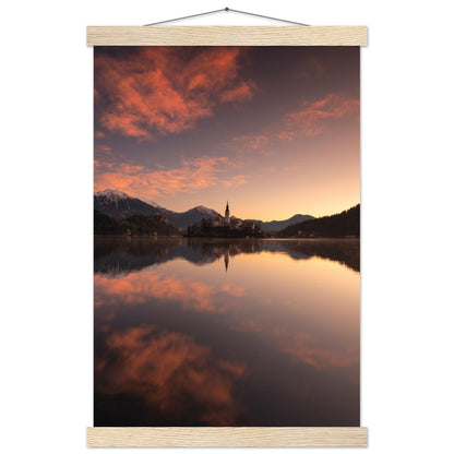 Beeindruckendes Bled-Poster - Printree.ch Abendstimmung, Aussichtspunkt, Bergkulisse, Bled, Foto, Fotografie, Landschaft, Natur, Reisen, romantisch, See, Slowenien, Sonnenuntergang, unsplash, Wassersport