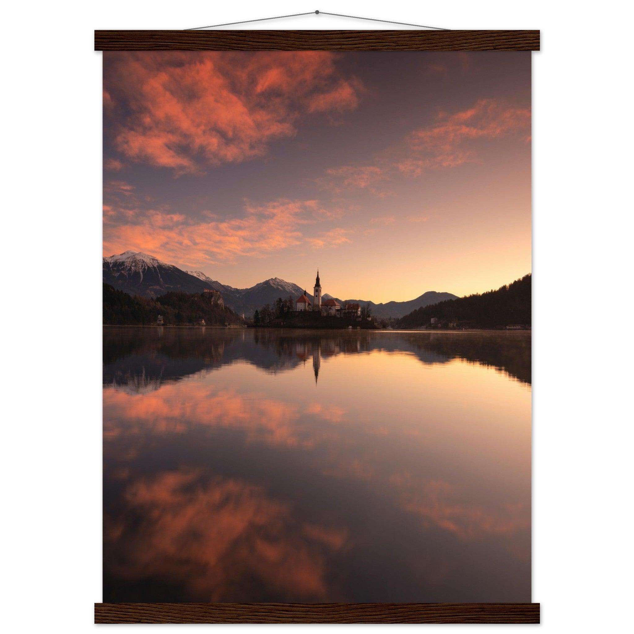 Beeindruckendes Bled-Poster - Printree.ch Abendstimmung, Aussichtspunkt, Bergkulisse, Bled, Foto, Fotografie, Landschaft, Natur, Reisen, romantisch, See, Slowenien, Sonnenuntergang, unsplash, Wassersport