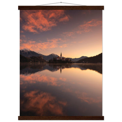 Beeindruckendes Bled-Poster - Printree.ch Abendstimmung, Aussichtspunkt, Bergkulisse, Bled, Foto, Fotografie, Landschaft, Natur, Reisen, romantisch, See, Slowenien, Sonnenuntergang, unsplash, Wassersport