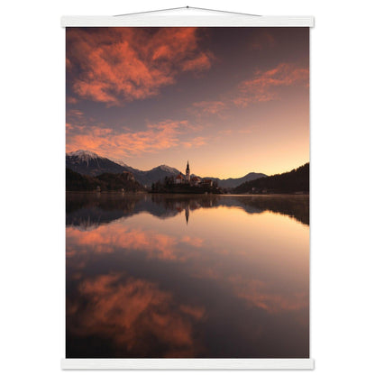 Beeindruckendes Bled-Poster - Printree.ch Abendstimmung, Aussichtspunkt, Bergkulisse, Bled, Foto, Fotografie, Landschaft, Natur, Reisen, romantisch, See, Slowenien, Sonnenuntergang, unsplash, Wassersport