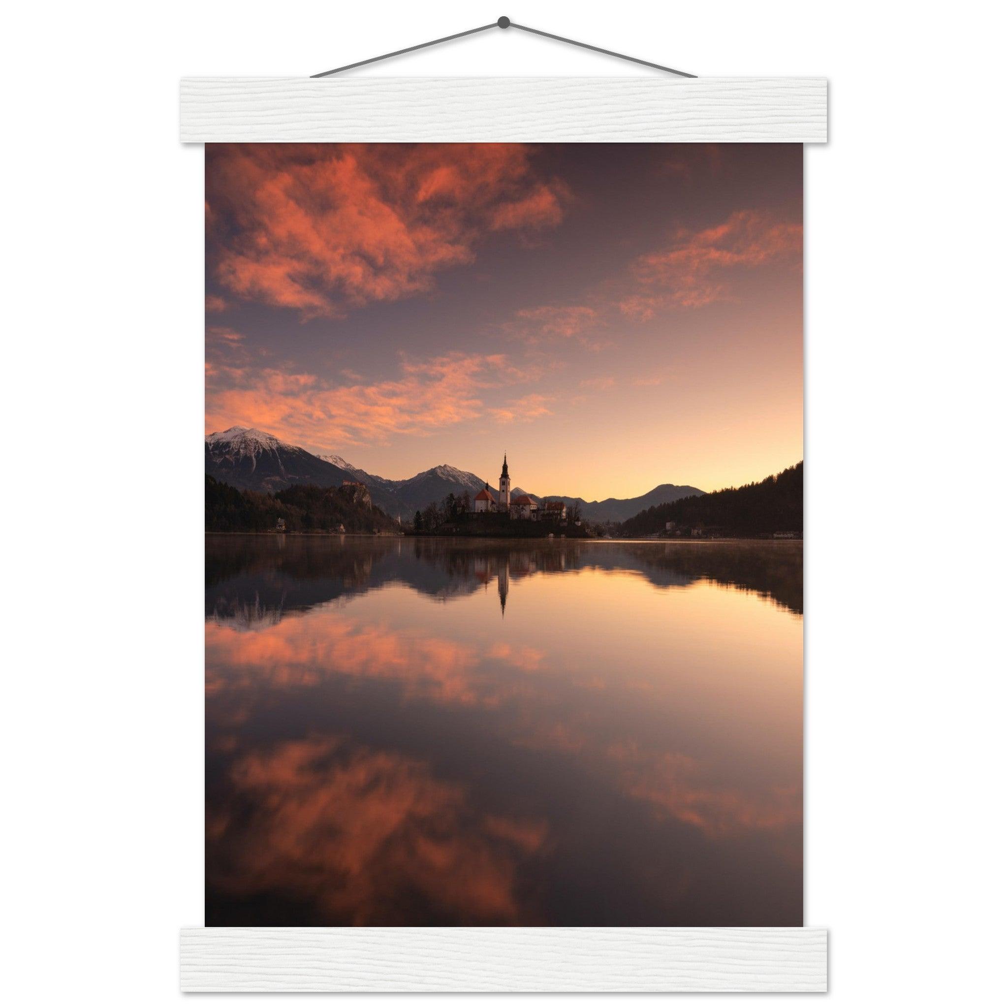 Beeindruckendes Bled-Poster - Printree.ch Abendstimmung, Aussichtspunkt, Bergkulisse, Bled, Foto, Fotografie, Landschaft, Natur, Reisen, romantisch, See, Slowenien, Sonnenuntergang, unsplash, Wassersport