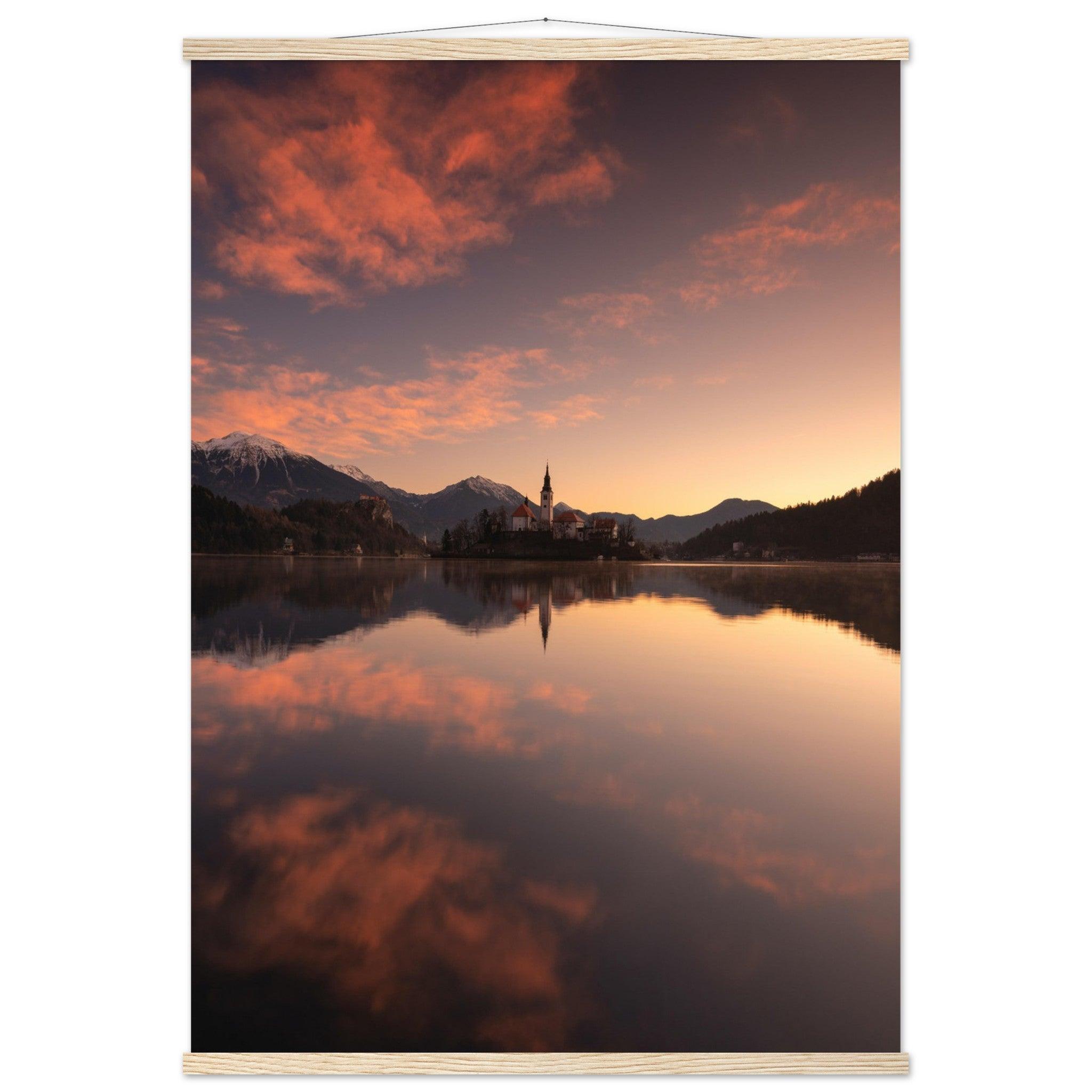 Beeindruckendes Bled-Poster - Printree.ch Abendstimmung, Aussichtspunkt, Bergkulisse, Bled, Foto, Fotografie, Landschaft, Natur, Reisen, romantisch, See, Slowenien, Sonnenuntergang, unsplash, Wassersport