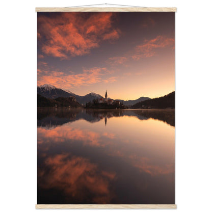 Beeindruckendes Bled-Poster - Printree.ch Abendstimmung, Aussichtspunkt, Bergkulisse, Bled, Foto, Fotografie, Landschaft, Natur, Reisen, romantisch, See, Slowenien, Sonnenuntergang, unsplash, Wassersport