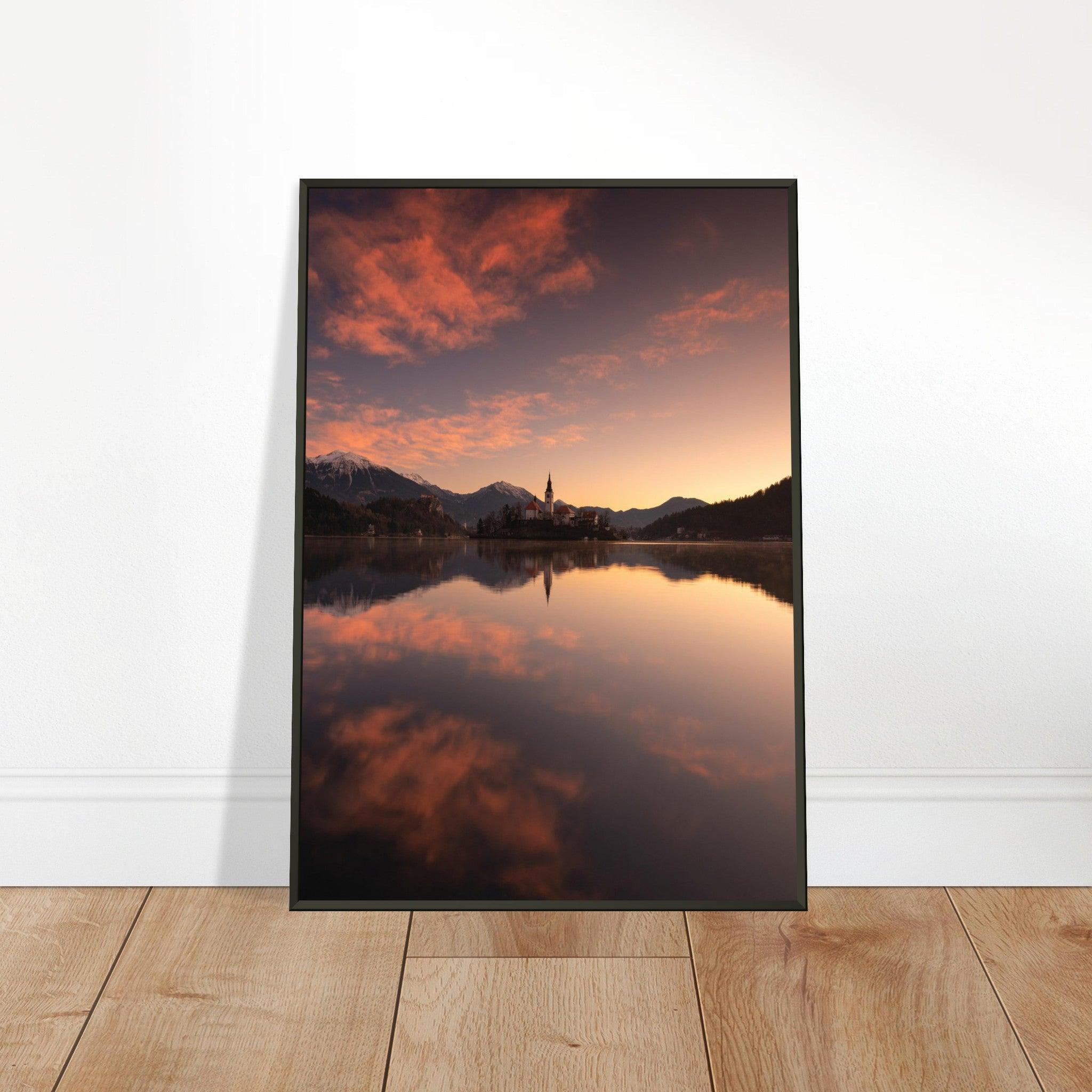 Beeindruckendes Bled-Poster - Printree.ch Abendstimmung, Aussichtspunkt, Bergkulisse, Bled, Foto, Fotografie, Landschaft, Natur, Reisen, romantisch, See, Slowenien, Sonnenuntergang, unsplash, Wassersport