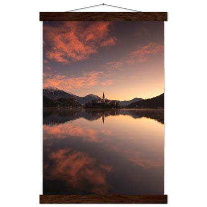 Beeindruckendes Bled-Poster - Printree.ch Abendstimmung, Aussichtspunkt, Bergkulisse, Bled, Foto, Fotografie, Landschaft, Natur, Reisen, romantisch, See, Slowenien, Sonnenuntergang, unsplash, Wassersport