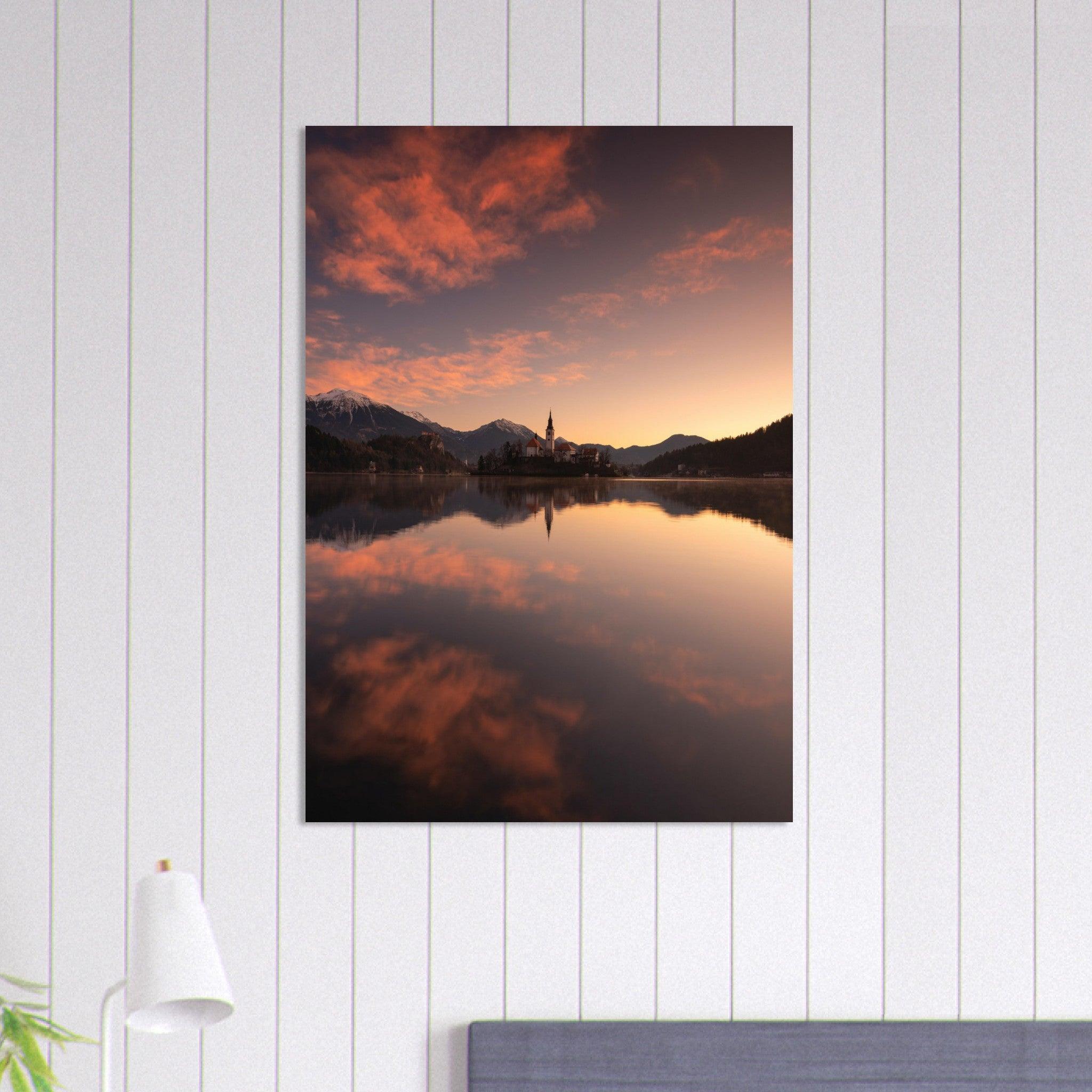 Beeindruckendes Bled-Poster - Printree.ch Abendstimmung, Aussichtspunkt, Bergkulisse, Bled, Foto, Fotografie, Landschaft, Natur, Reisen, romantisch, See, Slowenien, Sonnenuntergang, unsplash, Wassersport