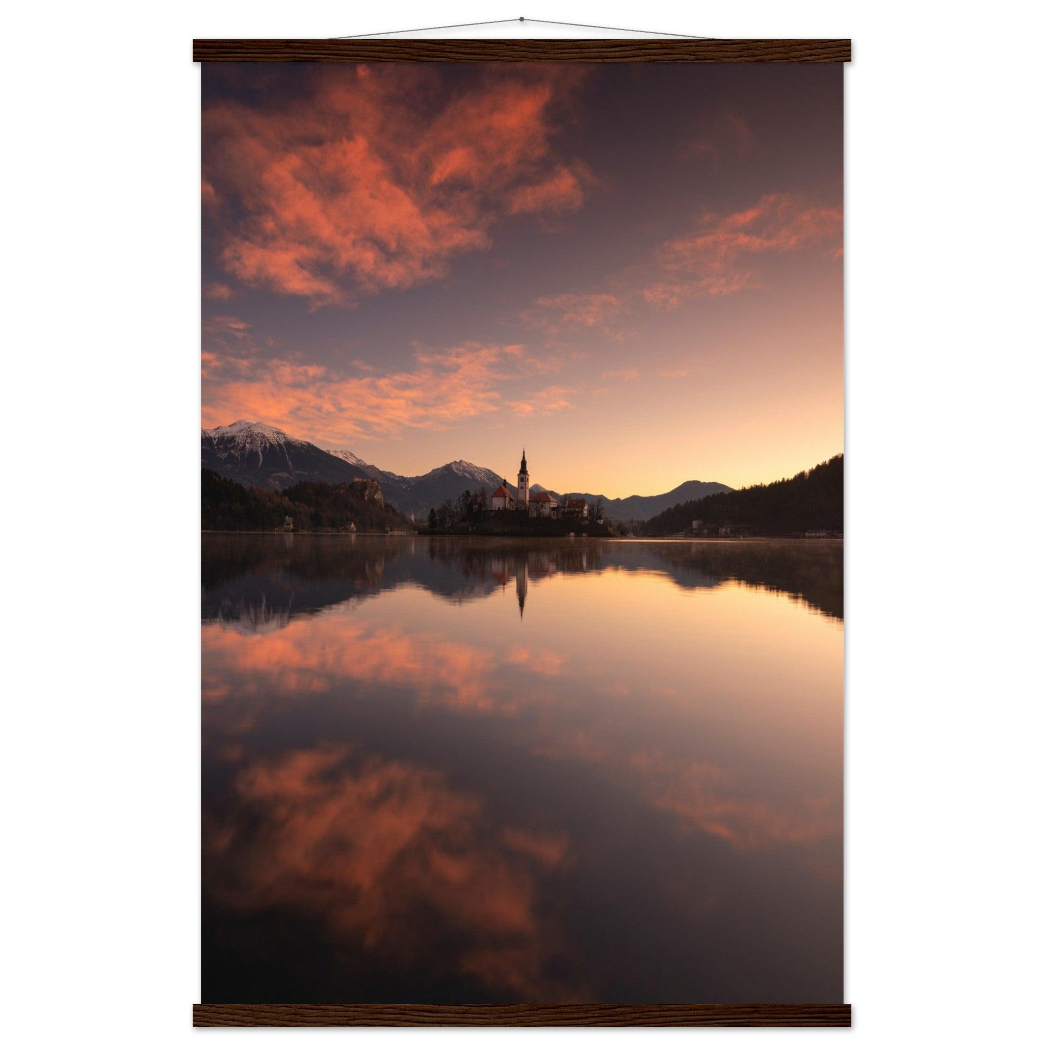 Beeindruckendes Bled-Poster - Printree.ch Abendstimmung, Aussichtspunkt, Bergkulisse, Bled, Foto, Fotografie, Landschaft, Natur, Reisen, romantisch, See, Slowenien, Sonnenuntergang, unsplash, Wassersport