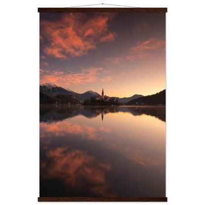 Beeindruckendes Bled-Poster - Printree.ch Abendstimmung, Aussichtspunkt, Bergkulisse, Bled, Foto, Fotografie, Landschaft, Natur, Reisen, romantisch, See, Slowenien, Sonnenuntergang, unsplash, Wassersport