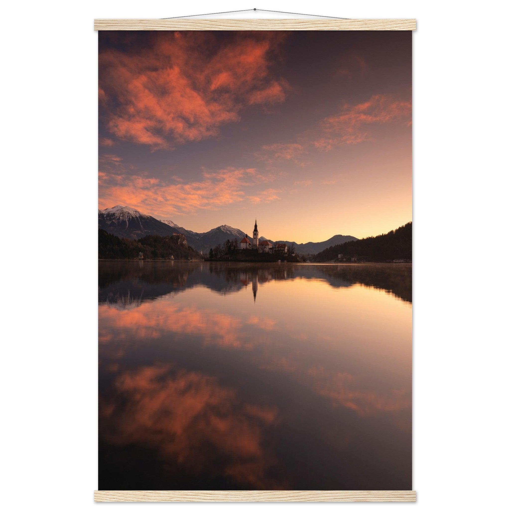 Bled am malerischen See - Printree.ch Abendstimmung, Aussichtspunkt, Bergkulisse, Bled, Foto, Fotografie, Landschaft, Natur, Reisen, romantisch, See, Slowenien, Sonnenuntergang, unsplash, Wassersport