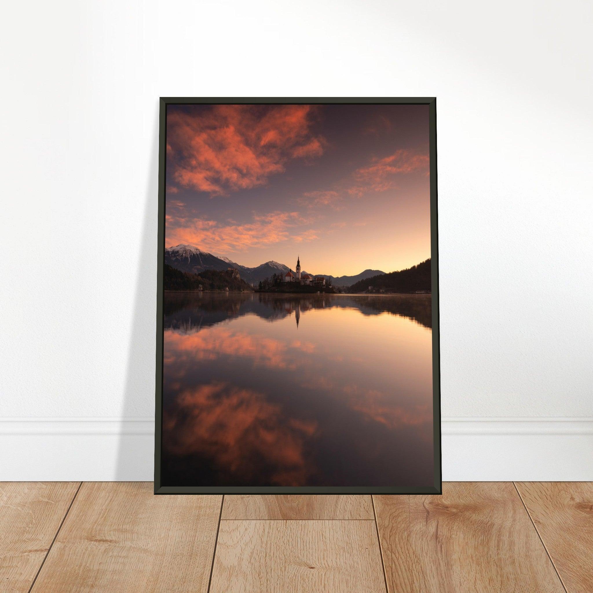 Bled am malerischen See - Printree.ch Abendstimmung, Aussichtspunkt, Bergkulisse, Bled, Foto, Fotografie, Landschaft, Natur, Reisen, romantisch, See, Slowenien, Sonnenuntergang, unsplash, Wassersport