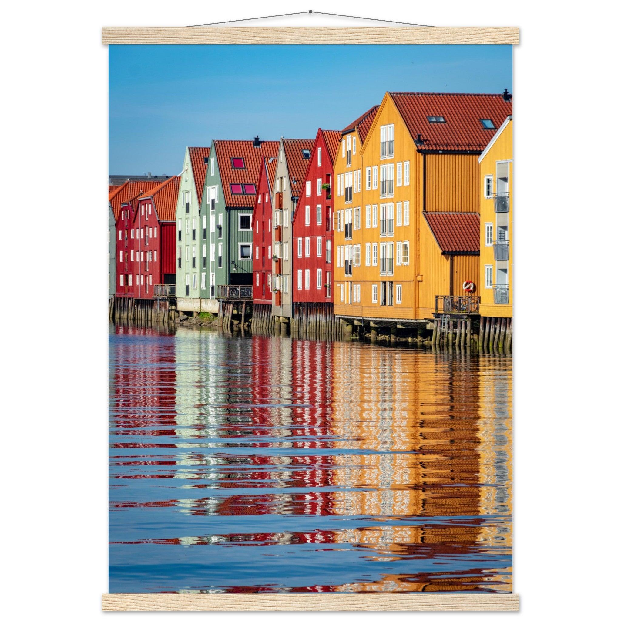 Häuser von Trondheim, Norwegen - Printree.ch Architektur, bunte Häuser, Foto, Fotografie, historisch, Holzhäuser, Häuser, Küstenstadt, Norwegen, Reisen, skandinavisch, Stadtansicht, Stadtbild, Trondheim, unsplash