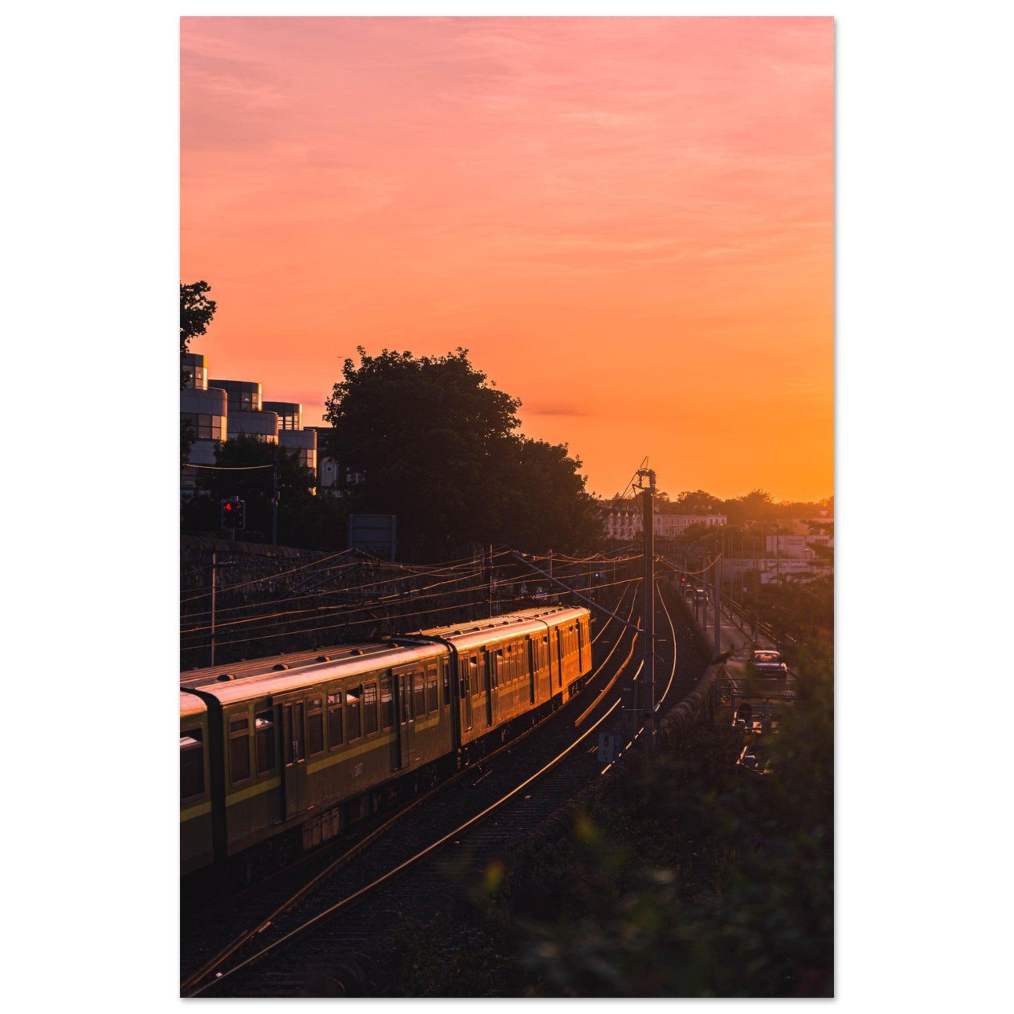 Dubliner Sonnenuntergang Poster - Printree.ch Abendsonne, Bahnhof, Dublin, Eisenbahn, Foto, Fotografie, Irland, Reise, Reisen, Sonnenuntergang, Stadtlandschaft, unsplash, Verkehrsmittel, Zug, öffentlicher Verkehr