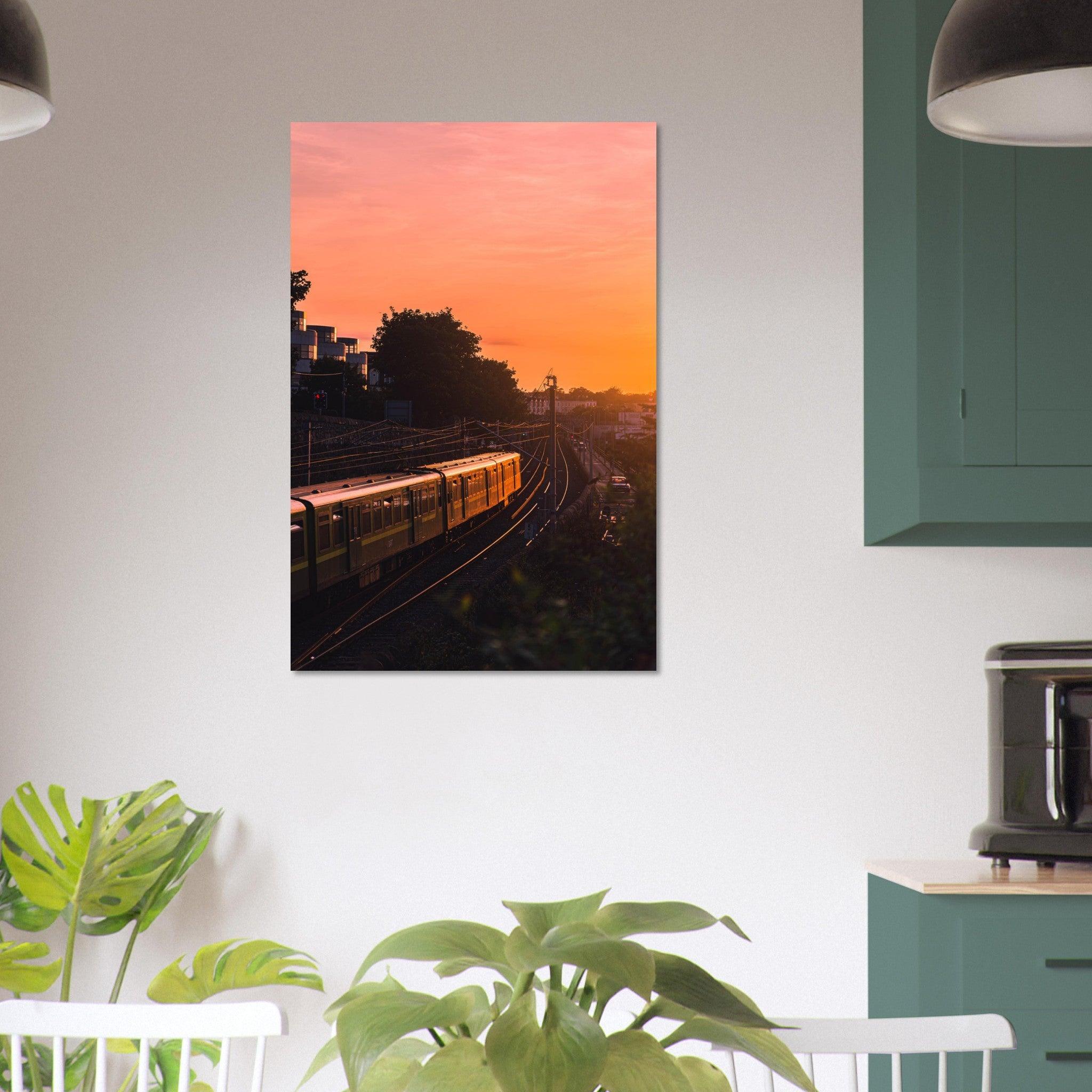 Dubliner Sonnenuntergang Poster - Printree.ch Abendsonne, Bahnhof, Dublin, Eisenbahn, Foto, Fotografie, Irland, Reise, Reisen, Sonnenuntergang, Stadtlandschaft, unsplash, Verkehrsmittel, Zug, öffentlicher Verkehr