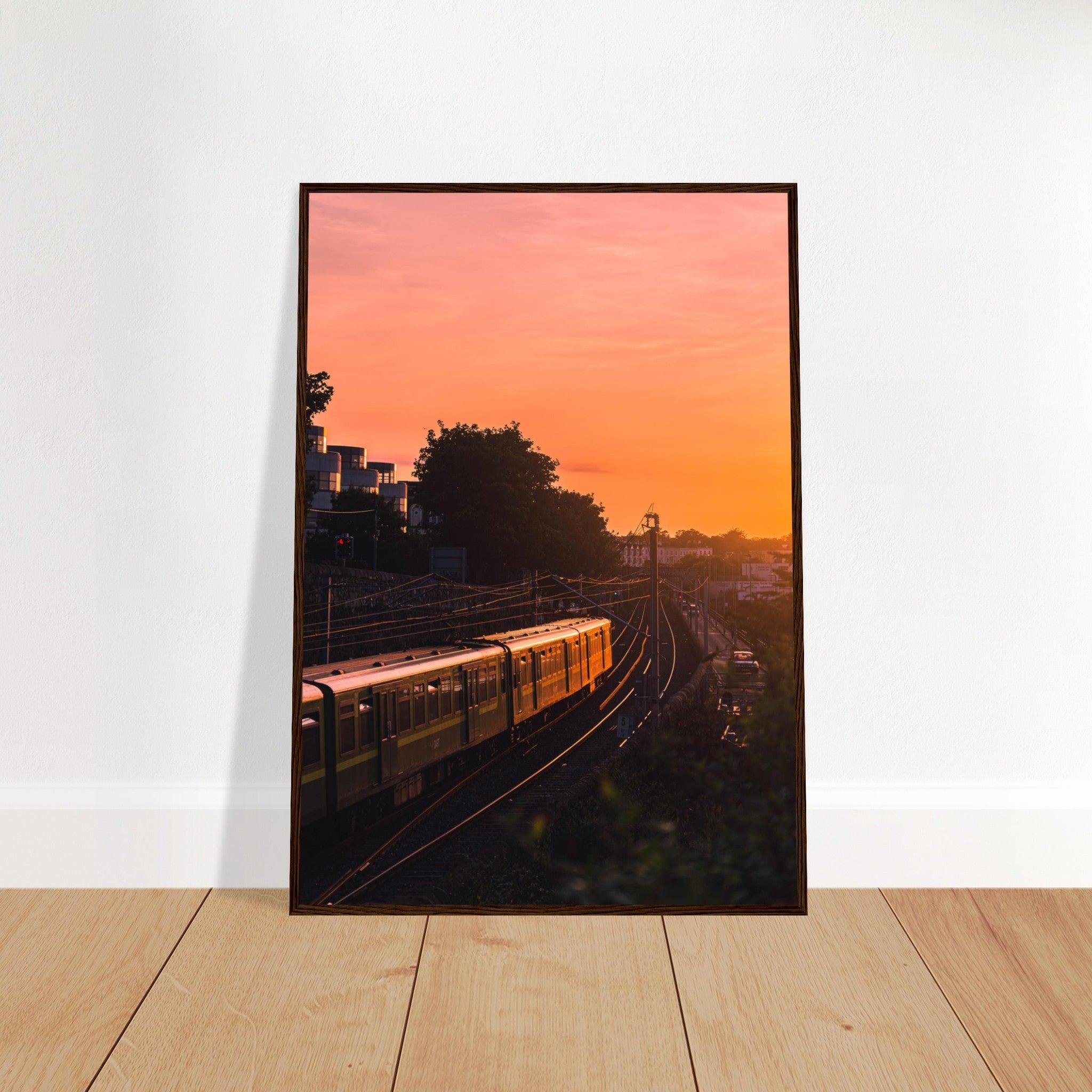 Dubliner Sonnenuntergang Poster - Printree.ch Abendsonne, Bahnhof, Dublin, Eisenbahn, Foto, Fotografie, Irland, Reise, Reisen, Sonnenuntergang, Stadtlandschaft, unsplash, Verkehrsmittel, Zug, öffentlicher Verkehr