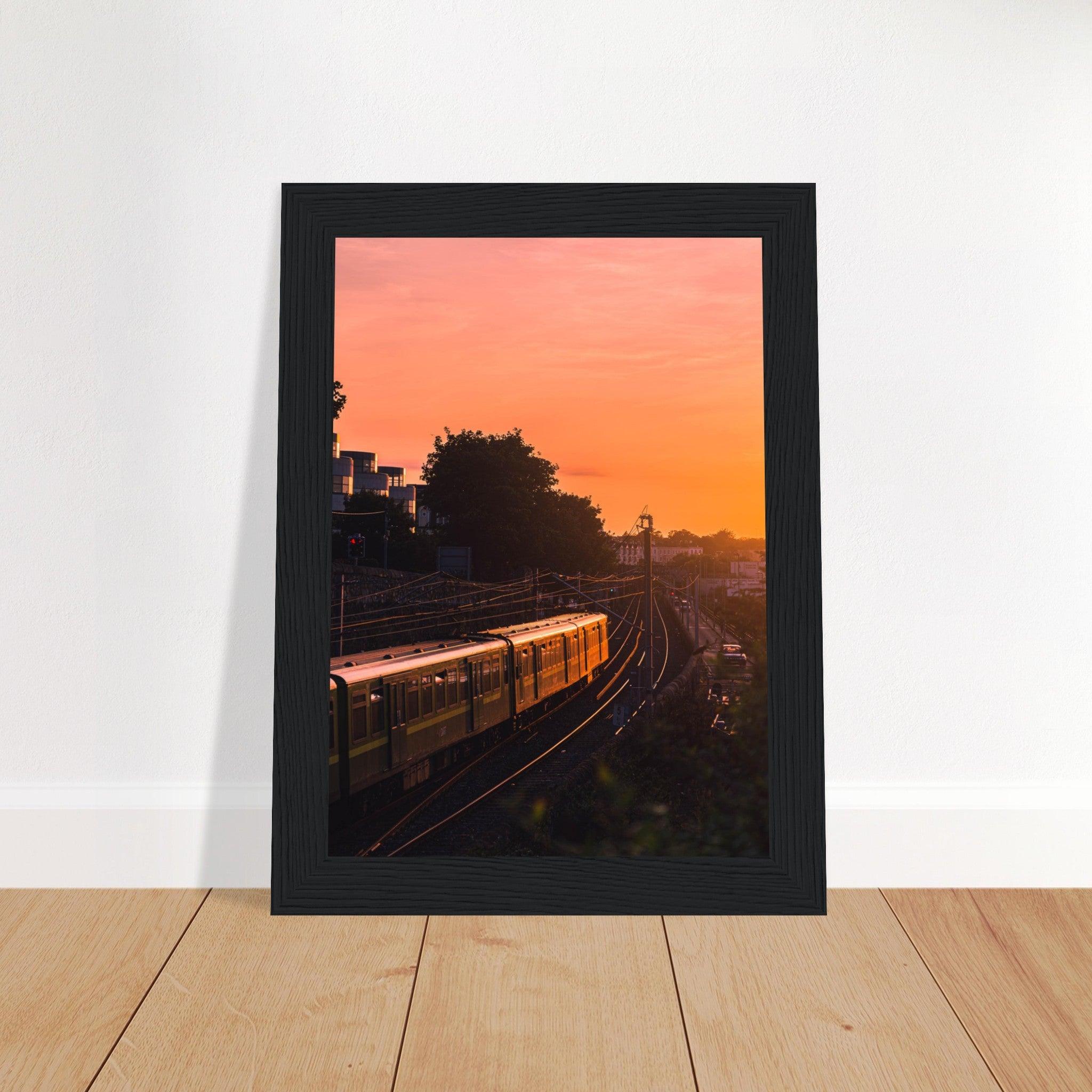 Dubliner Sonnenuntergang Poster - Printree.ch Abendsonne, Bahnhof, Dublin, Eisenbahn, Foto, Fotografie, Irland, Reise, Reisen, Sonnenuntergang, Stadtlandschaft, unsplash, Verkehrsmittel, Zug, öffentlicher Verkehr