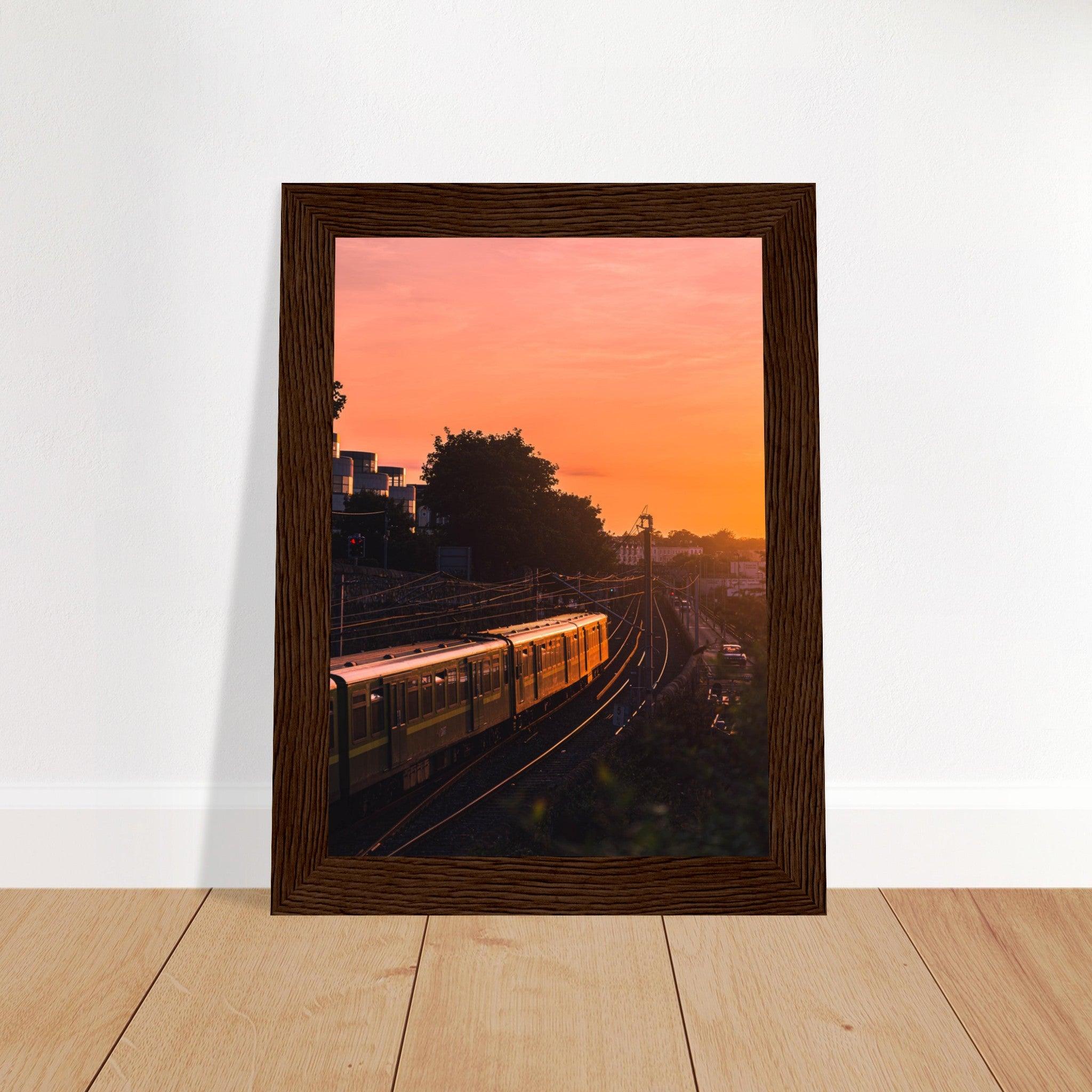 Dubliner Sonnenuntergang Poster - Printree.ch Abendsonne, Bahnhof, Dublin, Eisenbahn, Foto, Fotografie, Irland, Reise, Reisen, Sonnenuntergang, Stadtlandschaft, unsplash, Verkehrsmittel, Zug, öffentlicher Verkehr