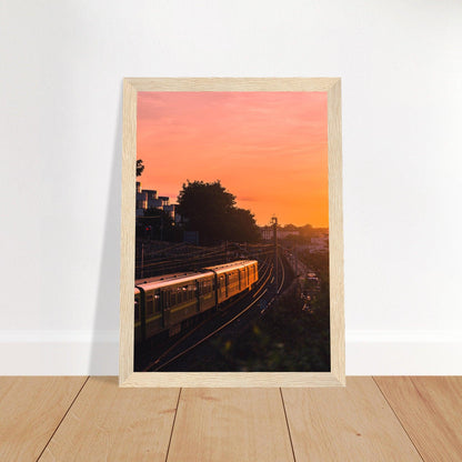 Dubliner Sonnenuntergang Poster - Printree.ch Abendsonne, Bahnhof, Dublin, Eisenbahn, Foto, Fotografie, Irland, Reise, Reisen, Sonnenuntergang, Stadtlandschaft, unsplash, Verkehrsmittel, Zug, öffentlicher Verkehr