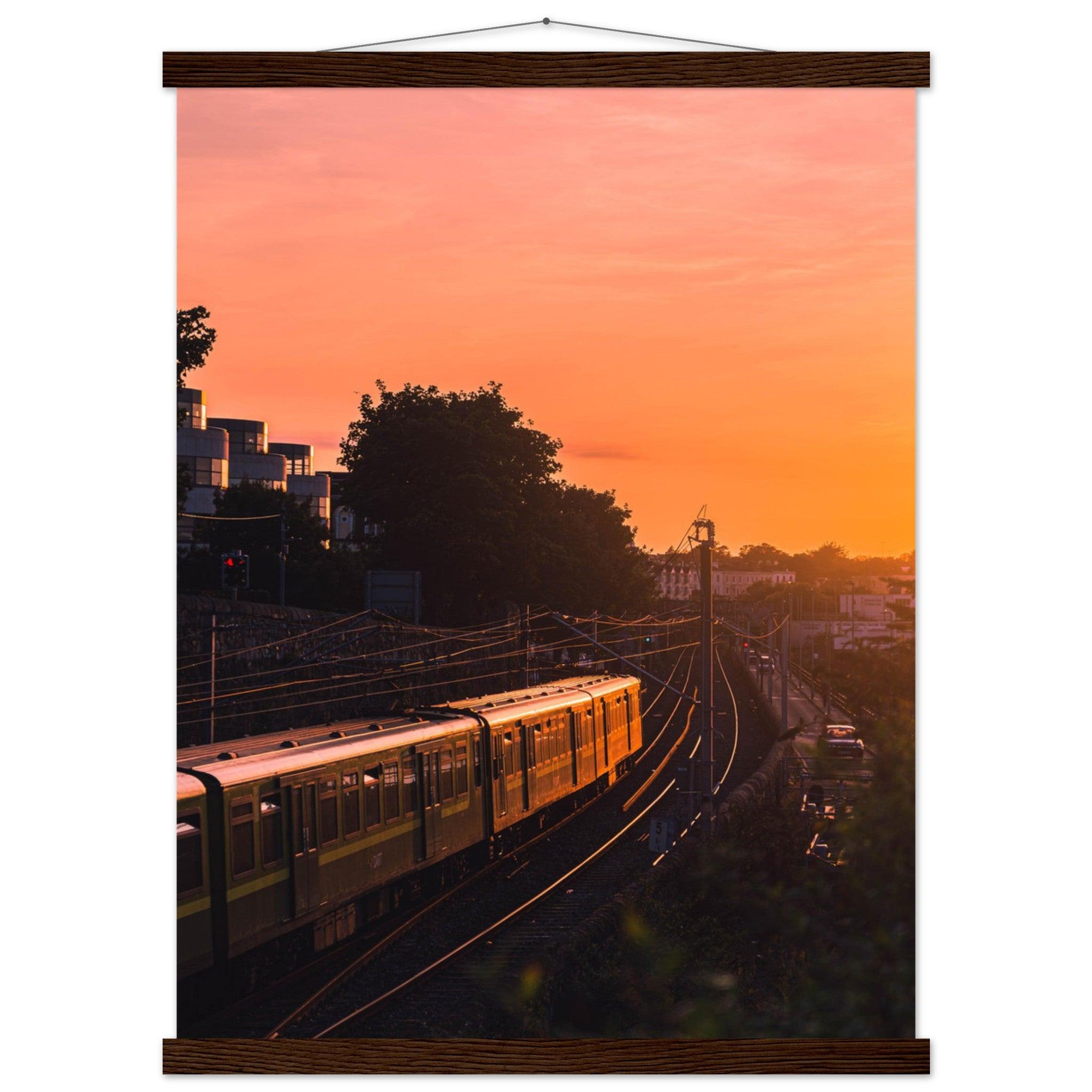 Dubliner Sonnenuntergang Poster - Printree.ch Abendsonne, Bahnhof, Dublin, Eisenbahn, Foto, Fotografie, Irland, Reise, Reisen, Sonnenuntergang, Stadtlandschaft, unsplash, Verkehrsmittel, Zug, öffentlicher Verkehr