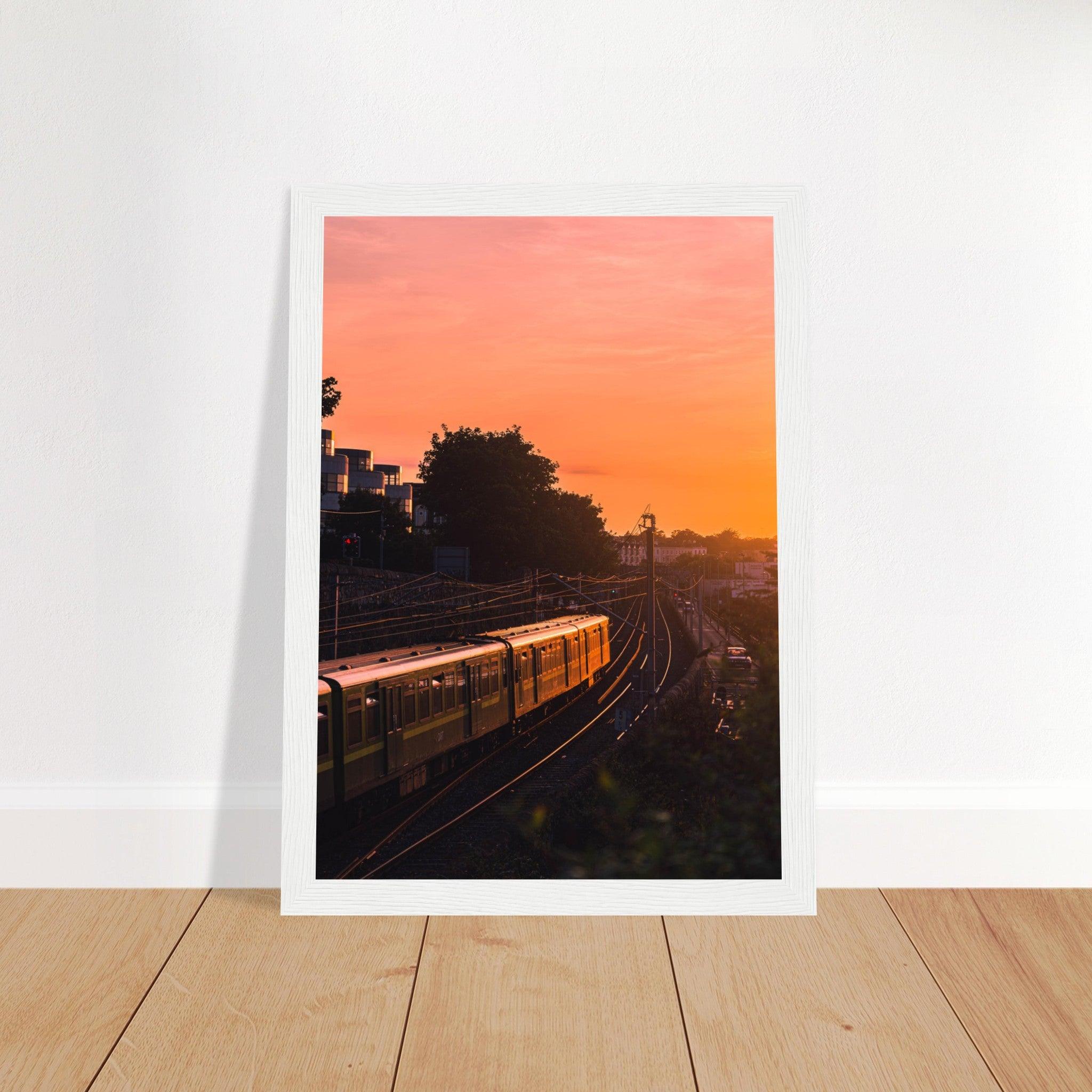 Dubliner Sonnenuntergang Poster - Printree.ch Abendsonne, Bahnhof, Dublin, Eisenbahn, Foto, Fotografie, Irland, Reise, Reisen, Sonnenuntergang, Stadtlandschaft, unsplash, Verkehrsmittel, Zug, öffentlicher Verkehr