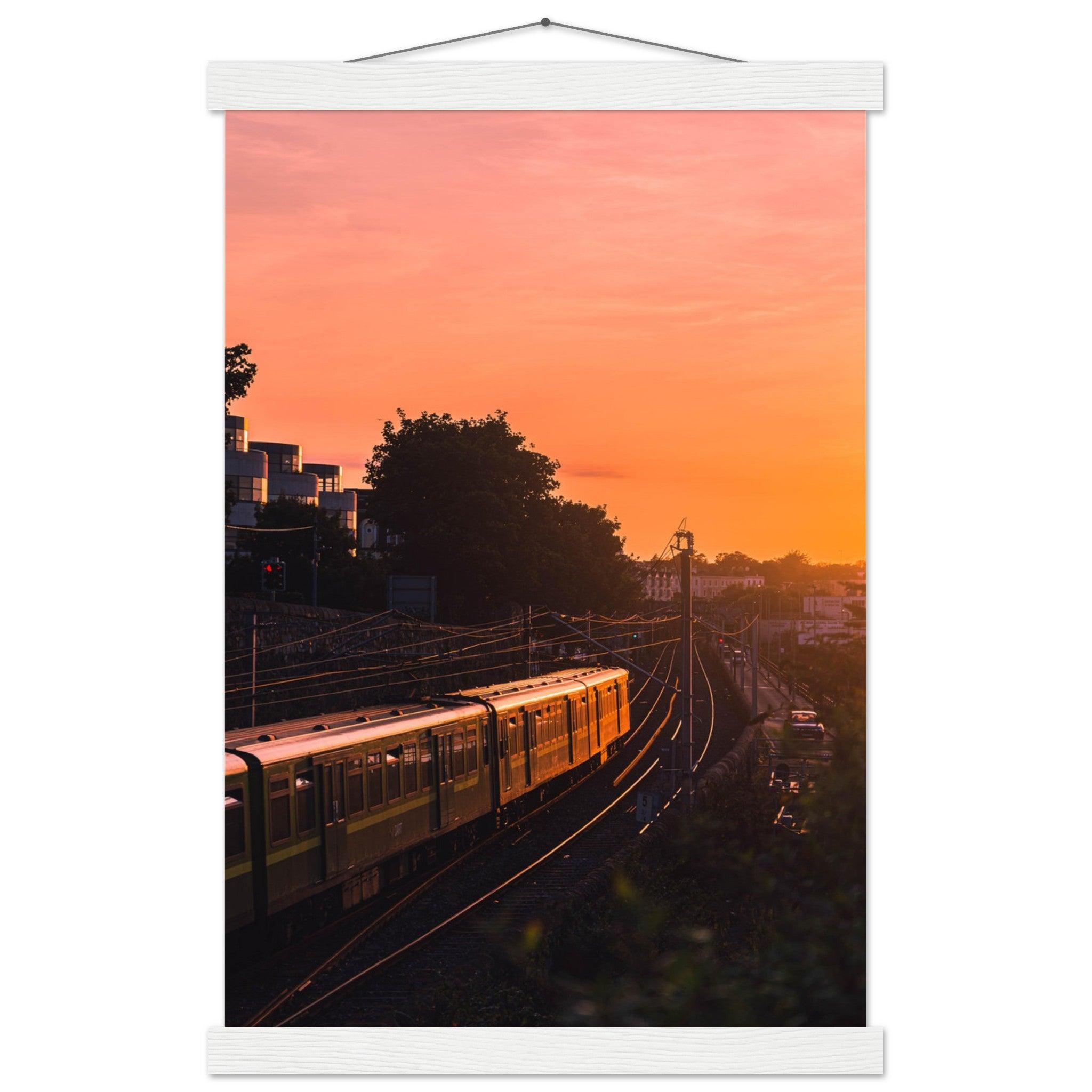 Dubliner Sonnenuntergang Poster - Printree.ch Abendsonne, Bahnhof, Dublin, Eisenbahn, Foto, Fotografie, Irland, Reise, Reisen, Sonnenuntergang, Stadtlandschaft, unsplash, Verkehrsmittel, Zug, öffentlicher Verkehr