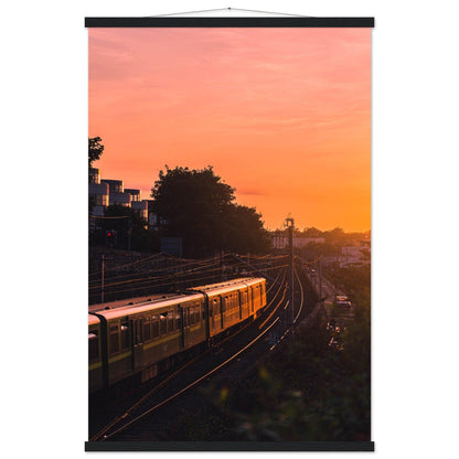 Dubliner Sonnenuntergang Poster - Printree.ch Abendsonne, Bahnhof, Dublin, Eisenbahn, Foto, Fotografie, Irland, Reise, Reisen, Sonnenuntergang, Stadtlandschaft, unsplash, Verkehrsmittel, Zug, öffentlicher Verkehr