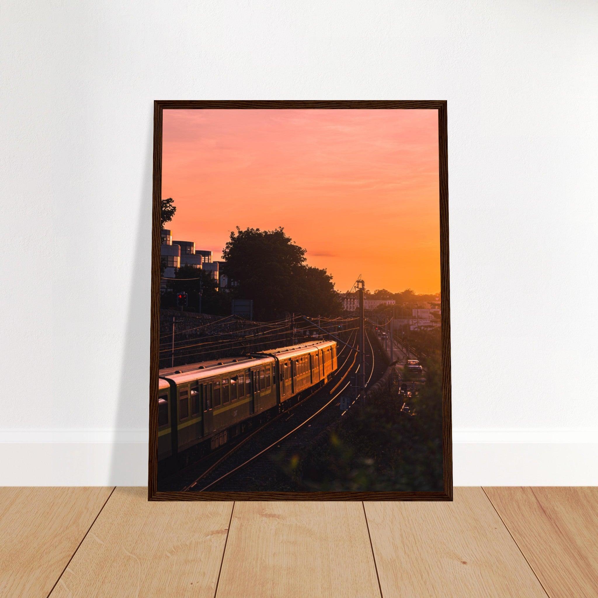 Dubliner Sonnenuntergang Poster - Printree.ch Abendsonne, Bahnhof, Dublin, Eisenbahn, Foto, Fotografie, Irland, Reise, Reisen, Sonnenuntergang, Stadtlandschaft, unsplash, Verkehrsmittel, Zug, öffentlicher Verkehr