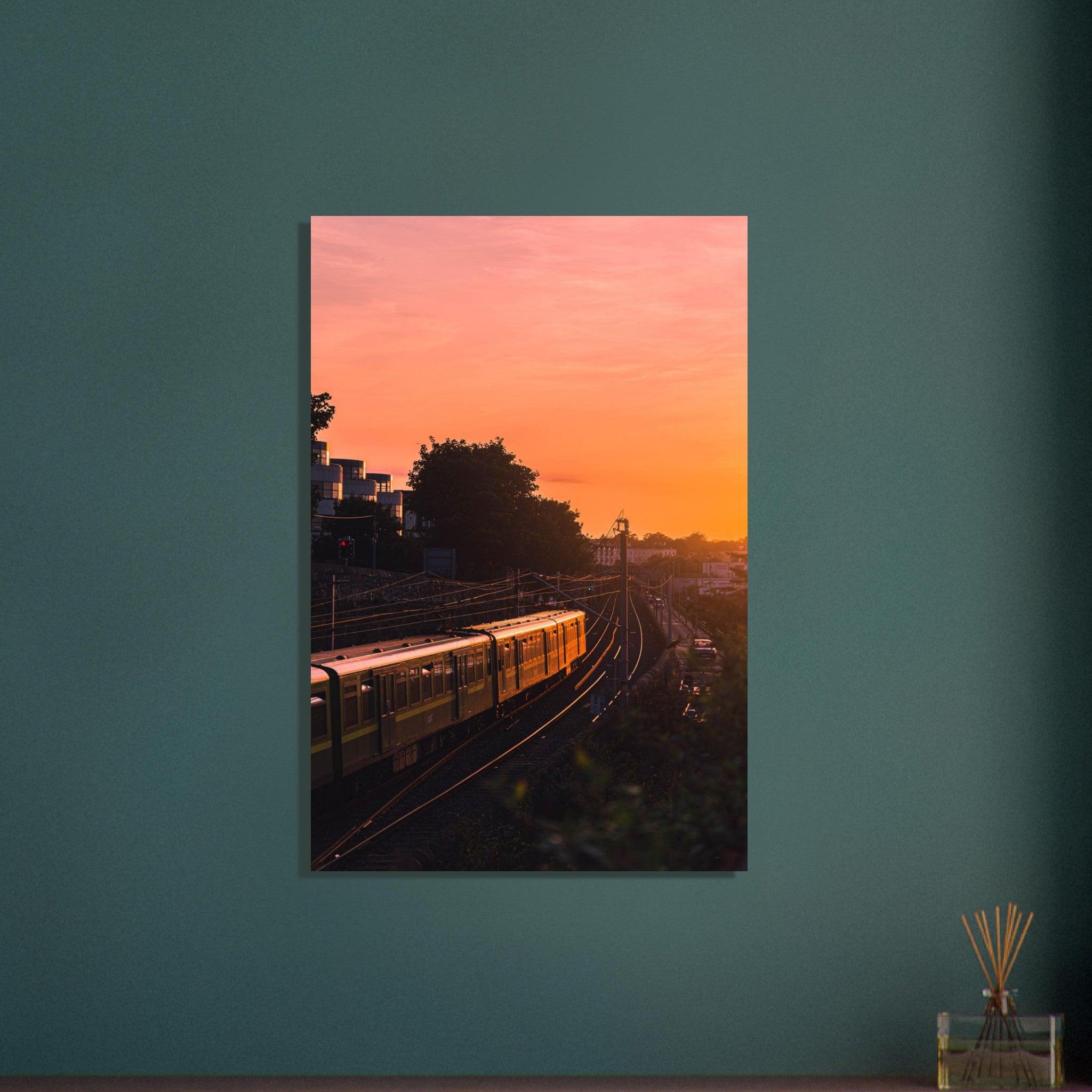 Dubliner Sonnenuntergang Poster - Printree.ch Abendsonne, Bahnhof, Dublin, Eisenbahn, Foto, Fotografie, Irland, Reise, Reisen, Sonnenuntergang, Stadtlandschaft, unsplash, Verkehrsmittel, Zug, öffentlicher Verkehr