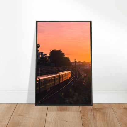 Dubliner Sonnenuntergang Poster - Printree.ch Abendsonne, Bahnhof, Dublin, Eisenbahn, Foto, Fotografie, Irland, Reise, Reisen, Sonnenuntergang, Stadtlandschaft, unsplash, Verkehrsmittel, Zug, öffentlicher Verkehr