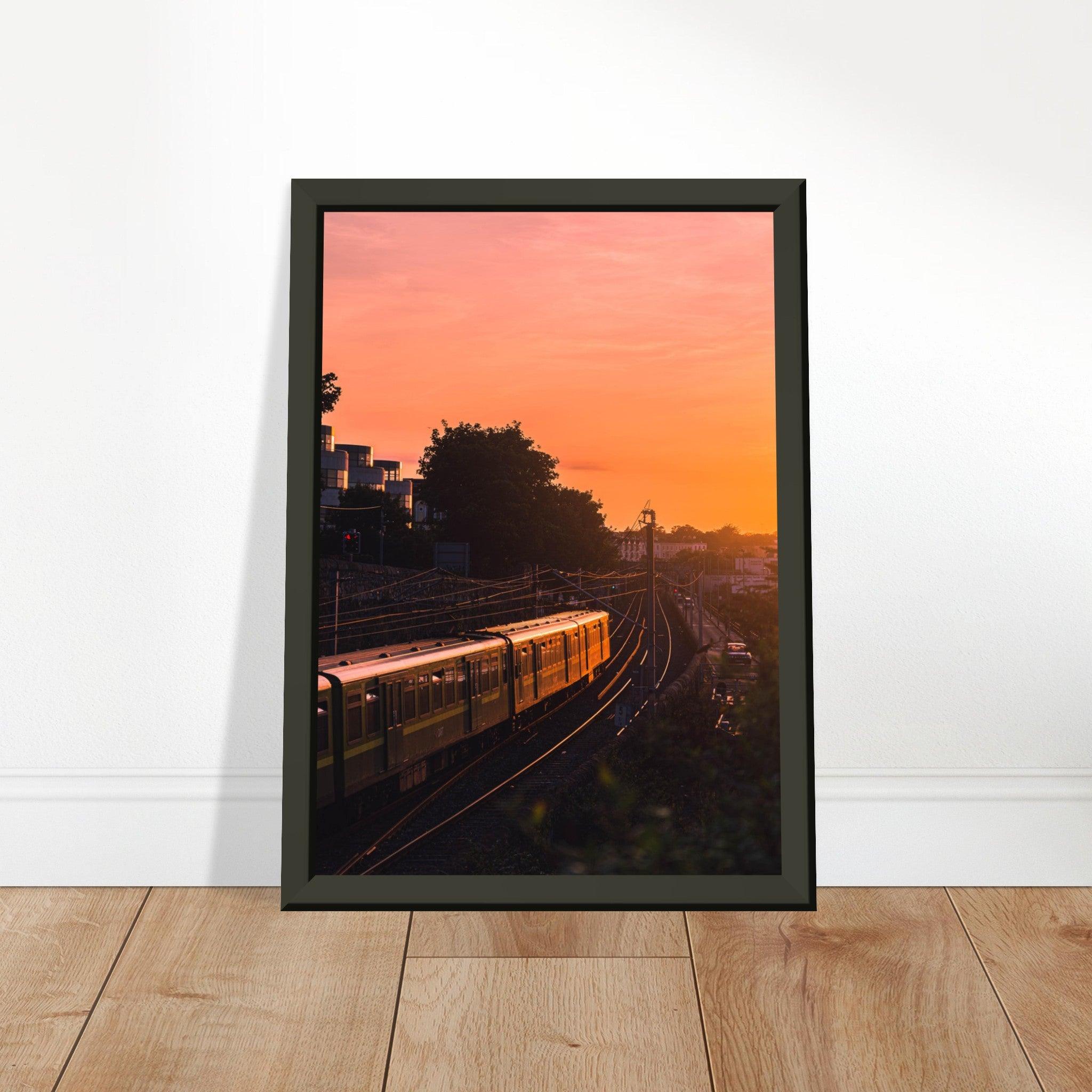 Dubliner Sonnenuntergang Poster - Printree.ch Abendsonne, Bahnhof, Dublin, Eisenbahn, Foto, Fotografie, Irland, Reise, Reisen, Sonnenuntergang, Stadtlandschaft, unsplash, Verkehrsmittel, Zug, öffentlicher Verkehr