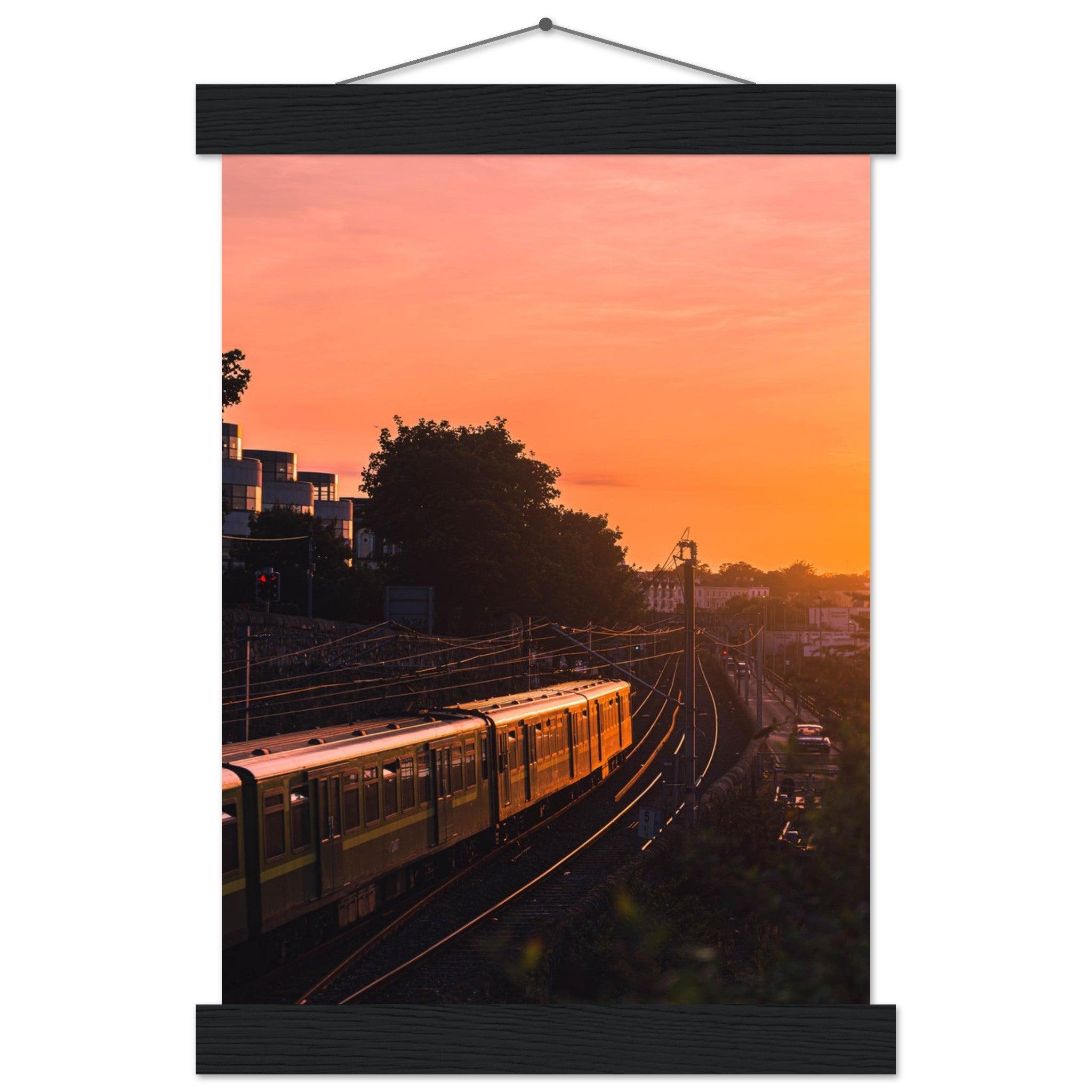 Dubliner Sonnenuntergang Poster - Printree.ch Abendsonne, Bahnhof, Dublin, Eisenbahn, Foto, Fotografie, Irland, Reise, Reisen, Sonnenuntergang, Stadtlandschaft, unsplash, Verkehrsmittel, Zug, öffentlicher Verkehr