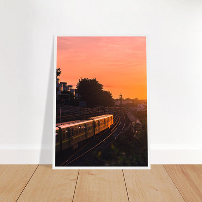 Dubliner Sonnenuntergang Poster - Printree.ch Abendsonne, Bahnhof, Dublin, Eisenbahn, Foto, Fotografie, Irland, Reise, Reisen, Sonnenuntergang, Stadtlandschaft, unsplash, Verkehrsmittel, Zug, öffentlicher Verkehr