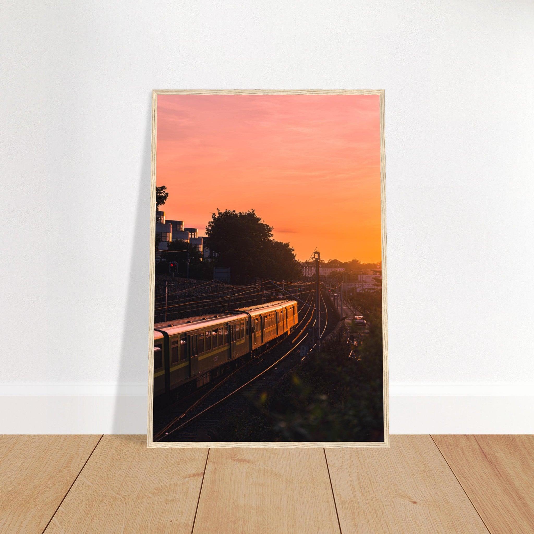 Dubliner Sonnenuntergang Poster - Printree.ch Abendsonne, Bahnhof, Dublin, Eisenbahn, Foto, Fotografie, Irland, Reise, Reisen, Sonnenuntergang, Stadtlandschaft, unsplash, Verkehrsmittel, Zug, öffentlicher Verkehr