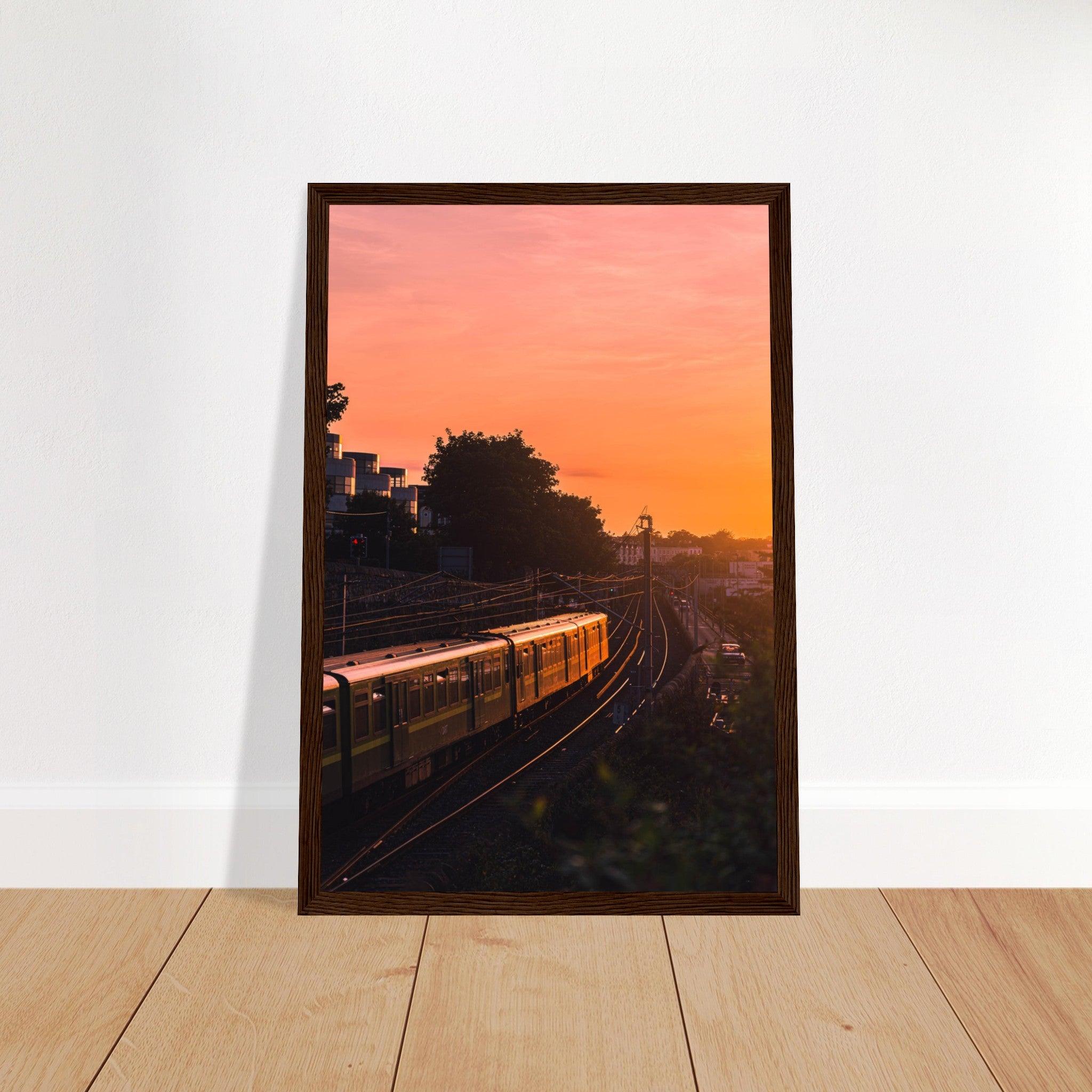 Dubliner Sonnenuntergang Poster - Printree.ch Abendsonne, Bahnhof, Dublin, Eisenbahn, Foto, Fotografie, Irland, Reise, Reisen, Sonnenuntergang, Stadtlandschaft, unsplash, Verkehrsmittel, Zug, öffentlicher Verkehr